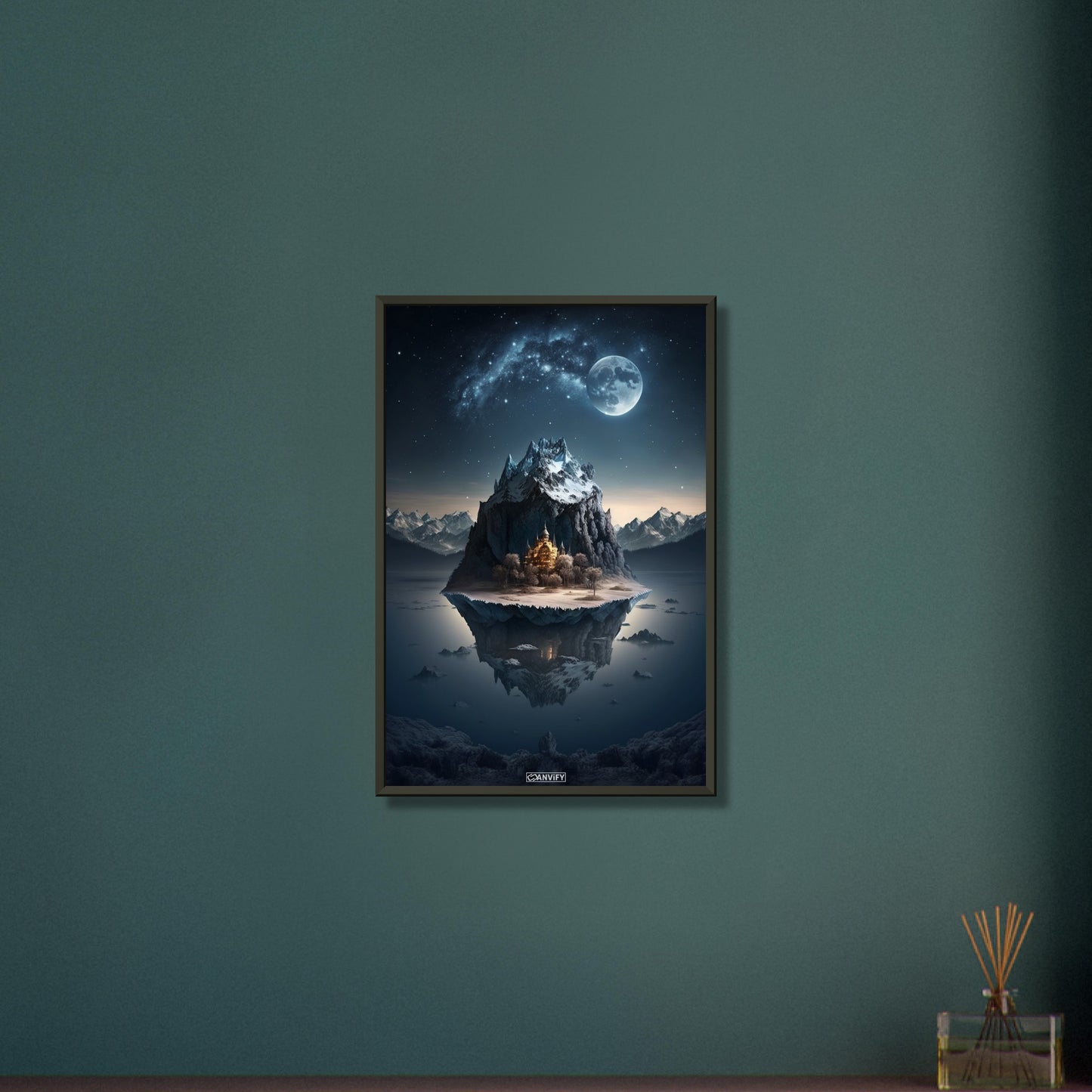 Leuchtendes Schloss auf einer Insel mit Schnee im Wasser unter einem Vollmond auf einem Poster im Metallrahmen