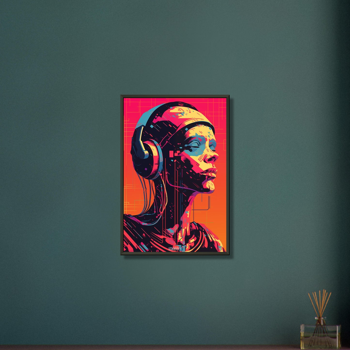 Frau mit Kopfhörern im Pop Art Stil auf einem Poster im Metallrahmen