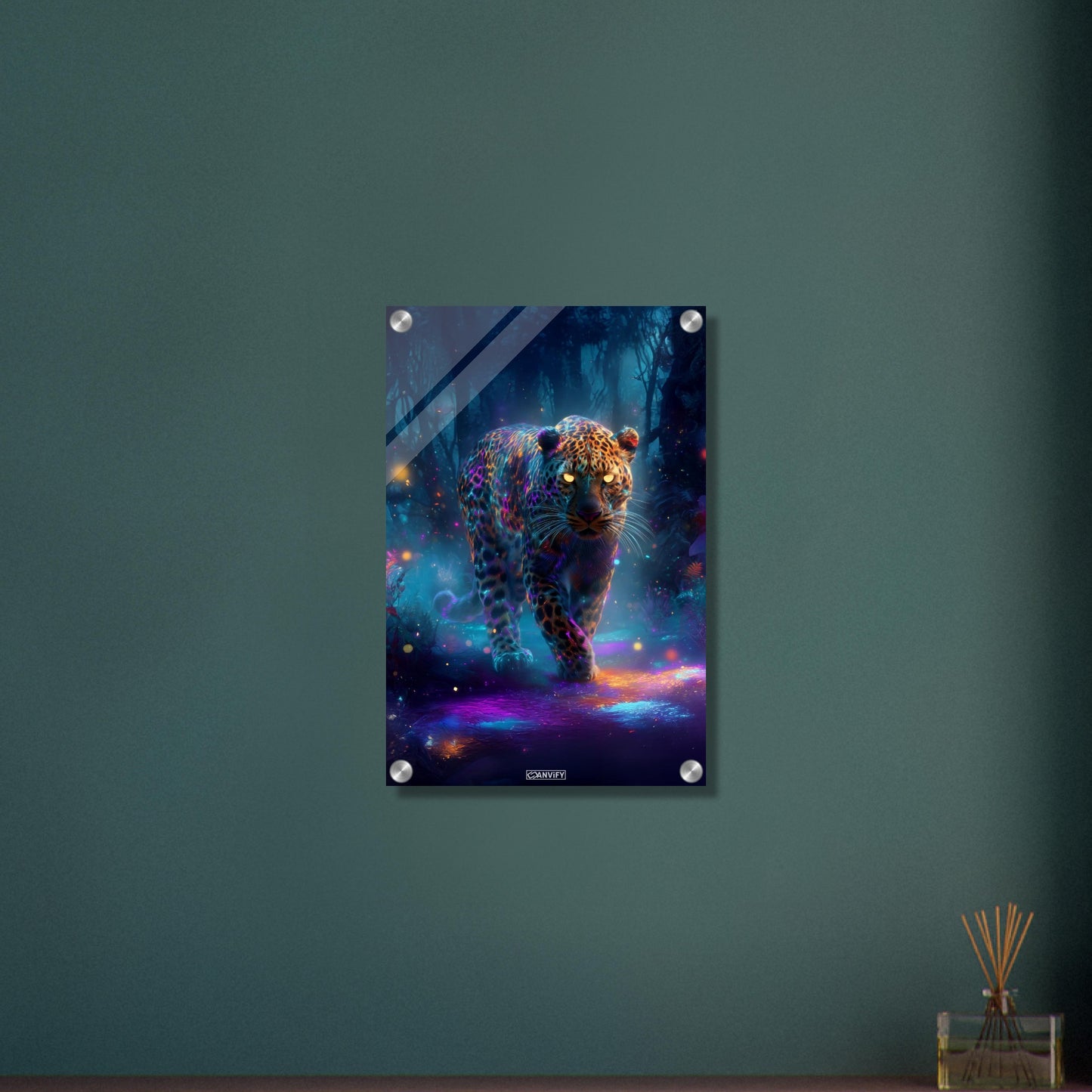 Bunter Leopard mit leuchtenden Augen im Wald bei Nacht auf einem Acrylbild
