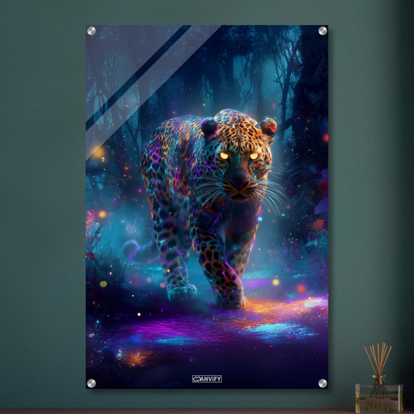 Bunter Leopard mit leuchtenden Augen im Wald bei Nacht auf einem Acrylbild