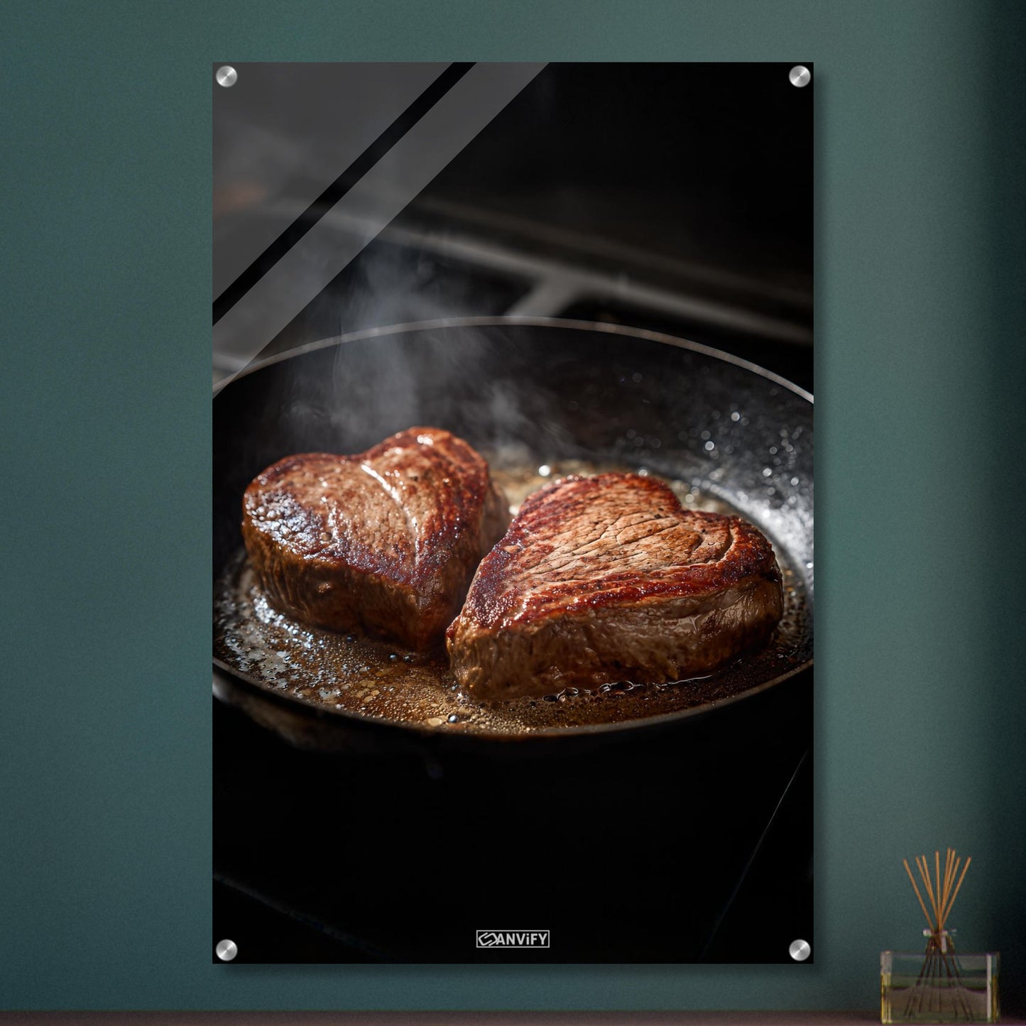 Gegrilltes herzförmiges Rindsteak in der Pfanne auf einem Acrylbild