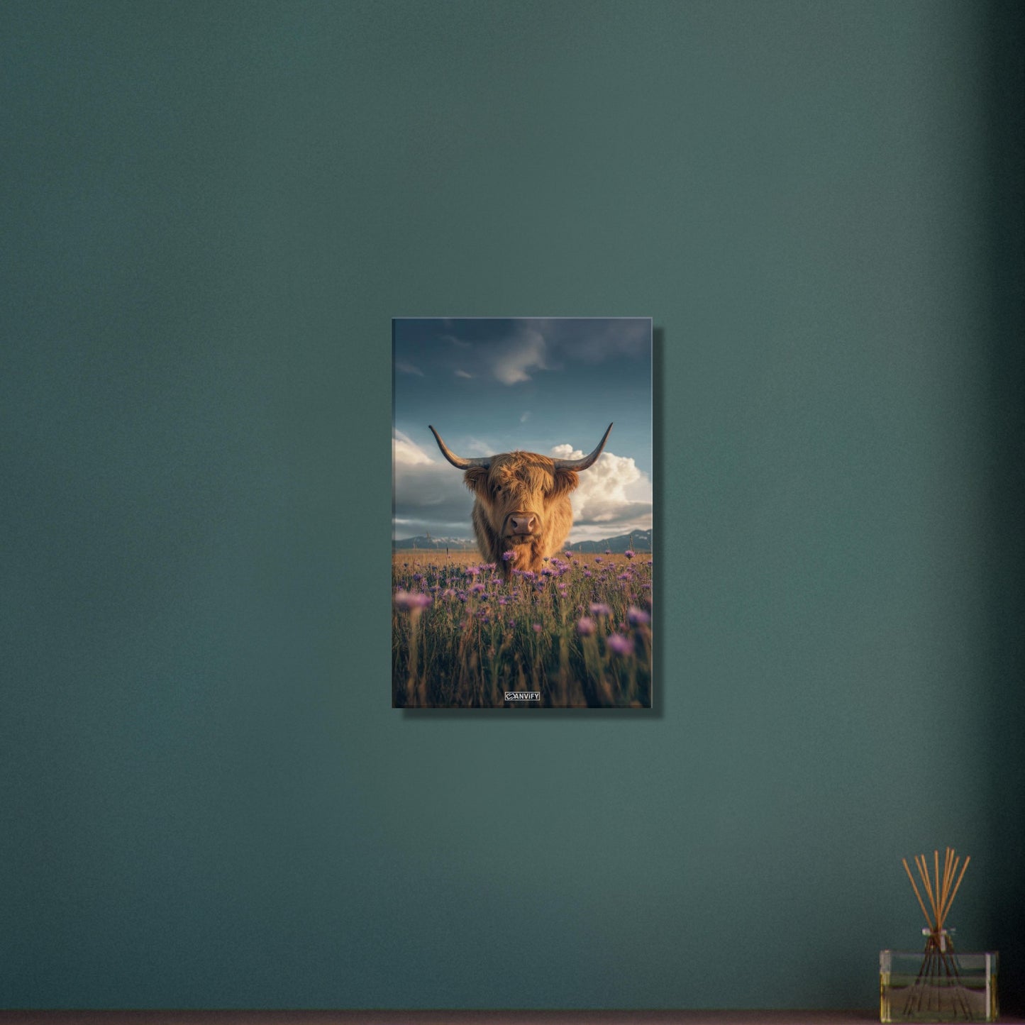 Schottisches Hochlandrind auf einer Blumenwiese auf einer Leinwand