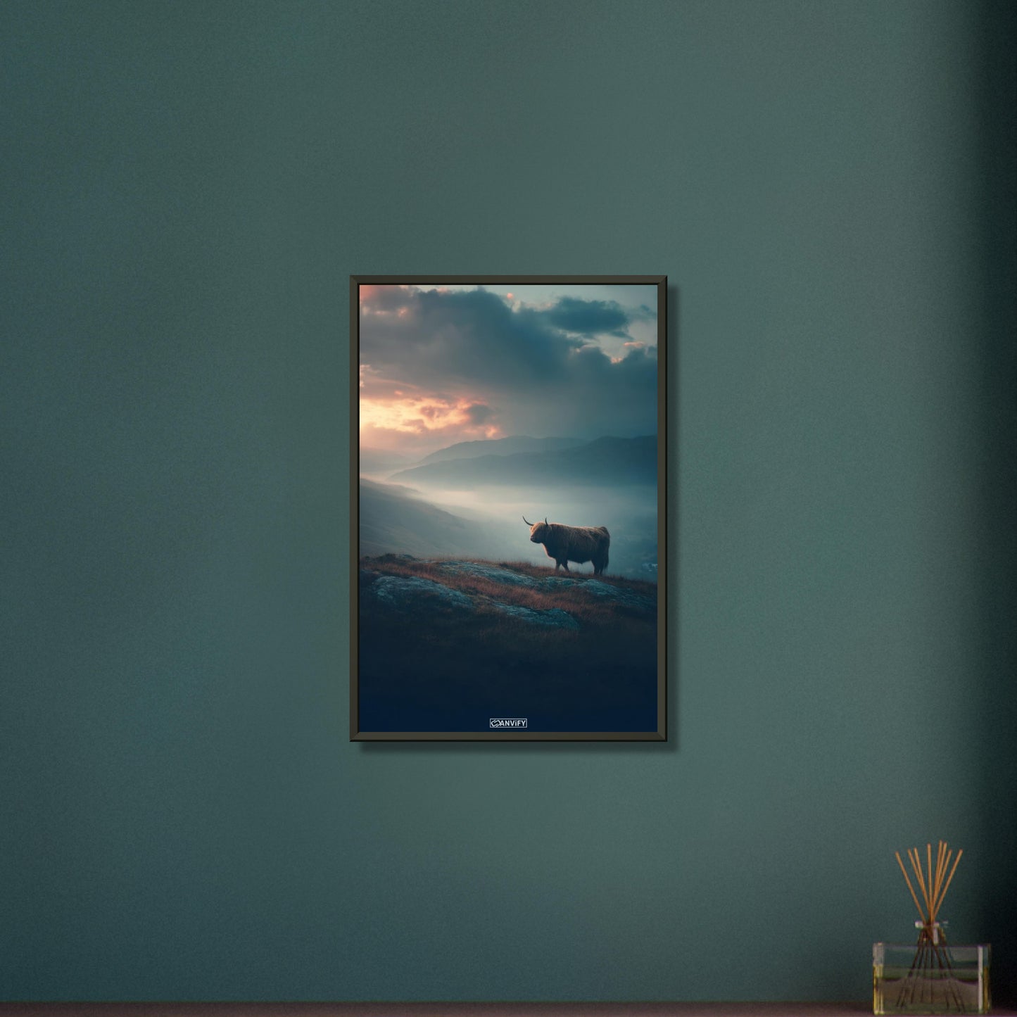 Hochlandrind in den Bergen von Schottland auf einem Poster im Metallrahmen