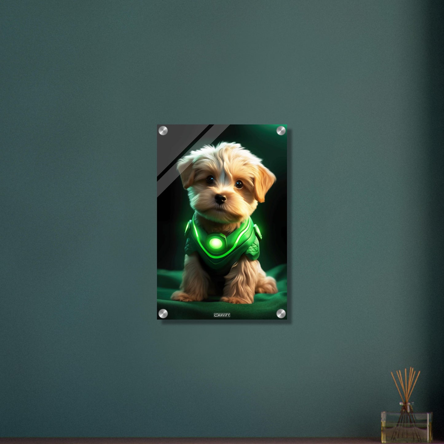 Maltipoo in einem Superhelden Kostüm von Green Lantern auf einem Acrylbild