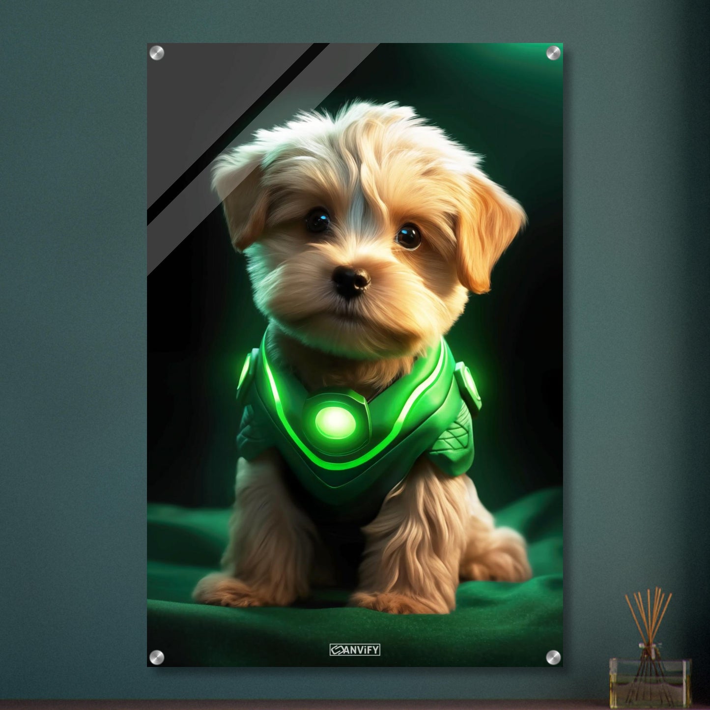 Maltipoo in einem Superhelden Kostüm von Green Lantern auf einem Acrylbild