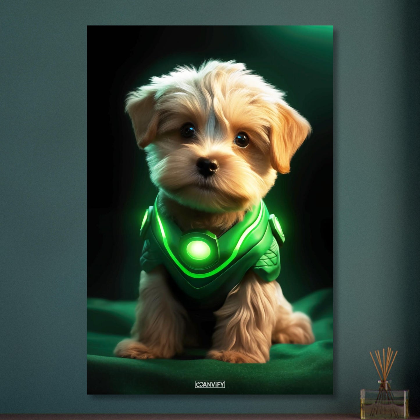 Maltipoo in einem Superhelden Kostüm von Green Lantern auf Aluminium