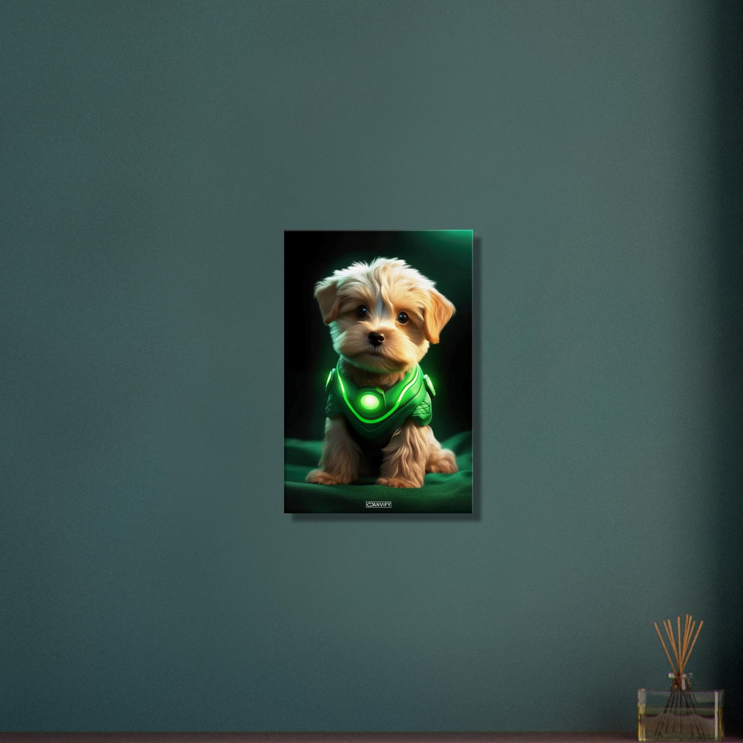 Maltipoo in einem Superhelden Kostüm von Green Lantern auf einer Leinwand