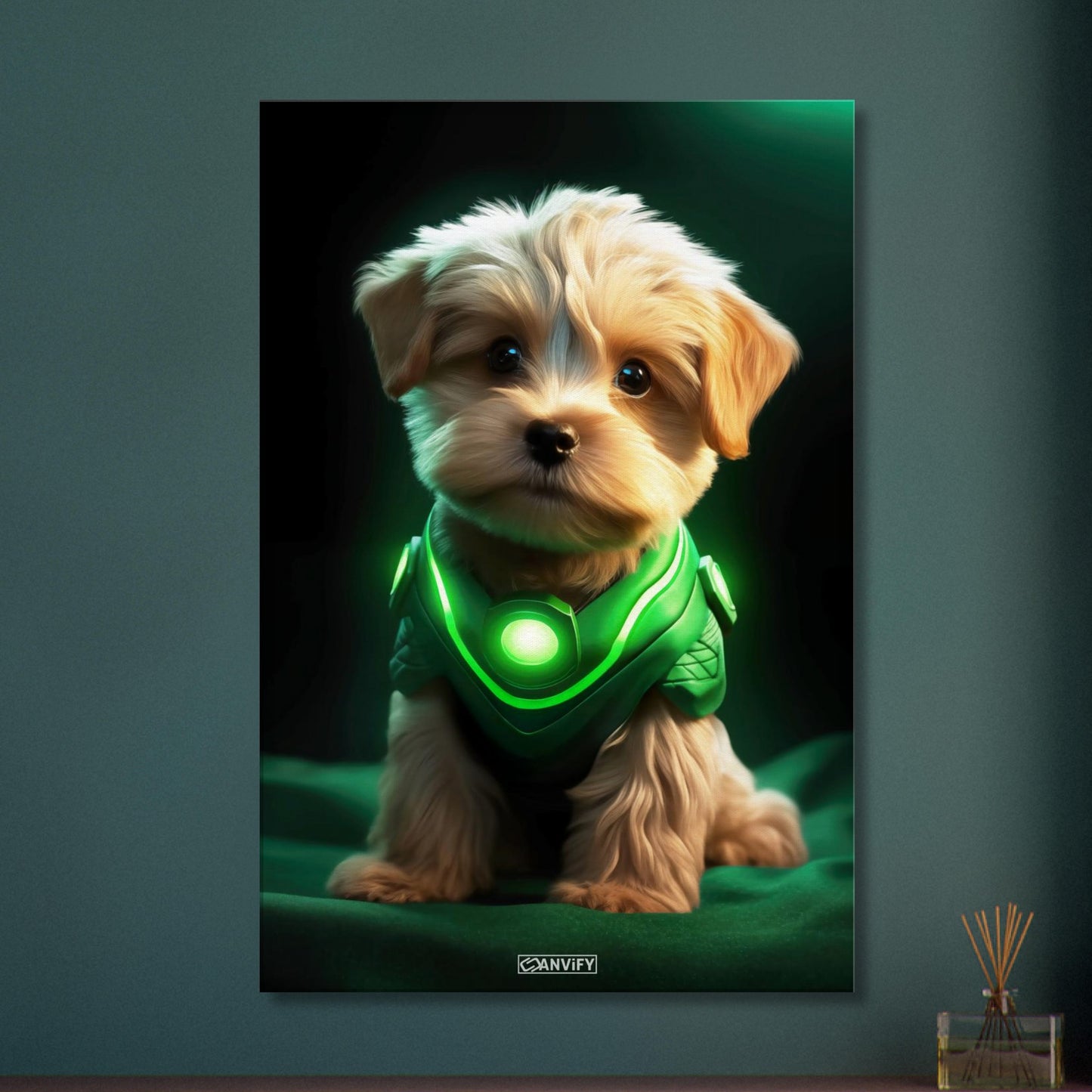 Maltipoo in einem Superhelden Kostüm von Green Lantern auf einer Leinwand