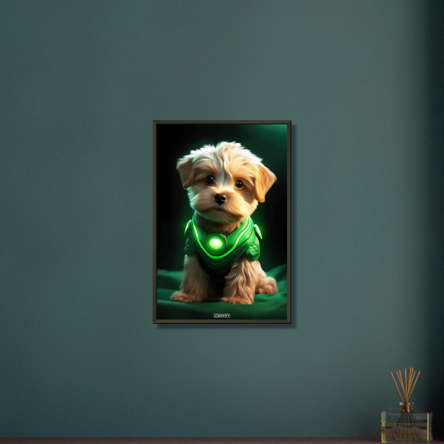 Maltipoo in einem Superhelden Kostüm von Green Lantern auf einem Poster im Metallrahmen
