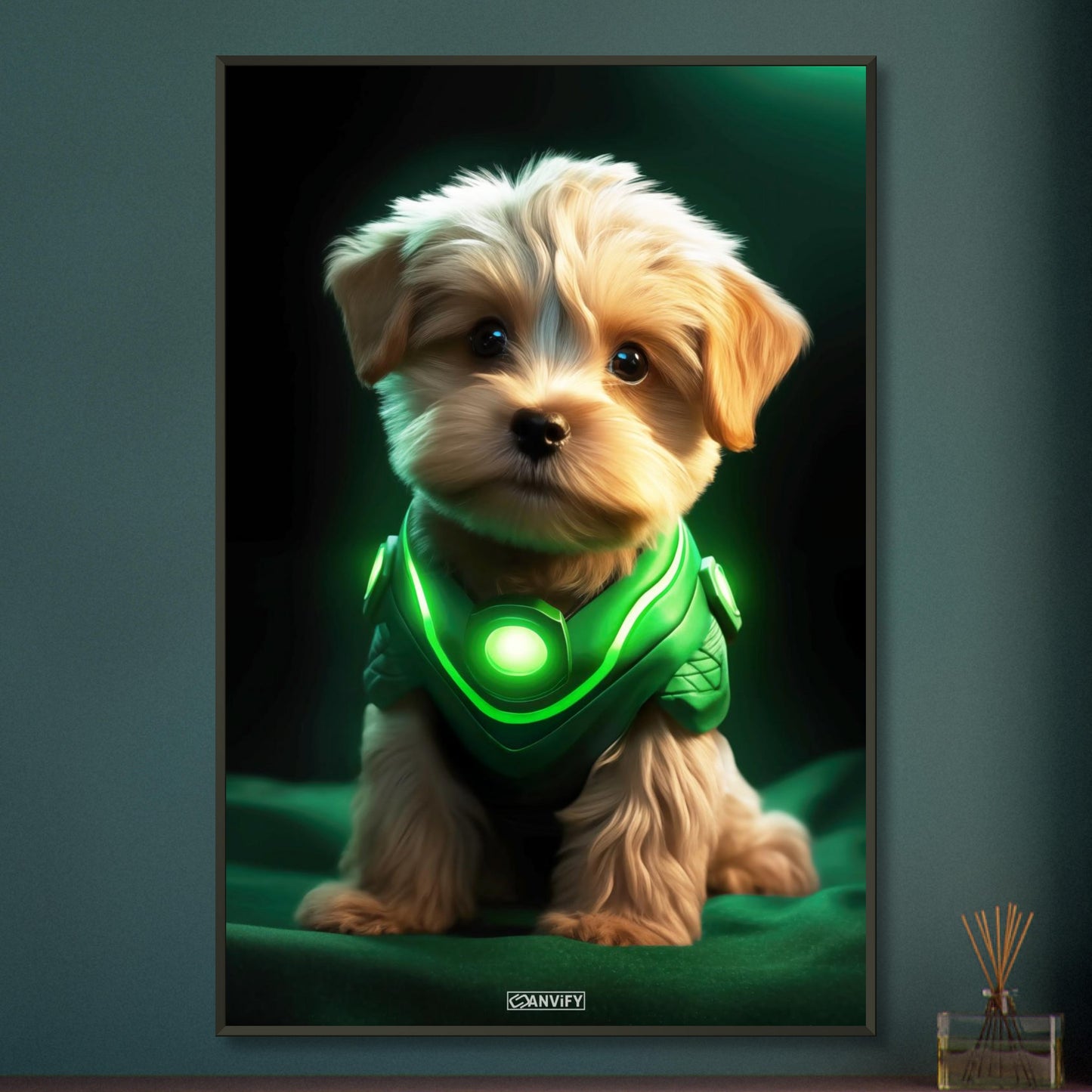 Maltipoo in einem Superhelden Kostüm von Green Lantern auf einem Poster im Metallrahmen
