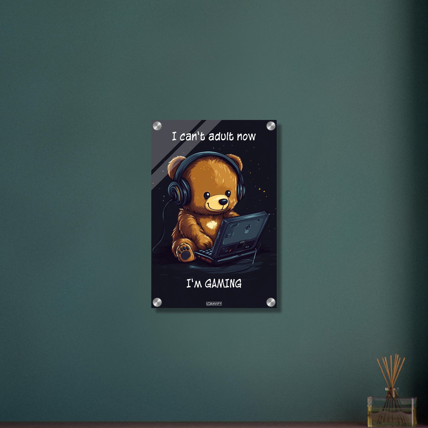 Babybär mit Headset am Laptop auf einem Acrylbild