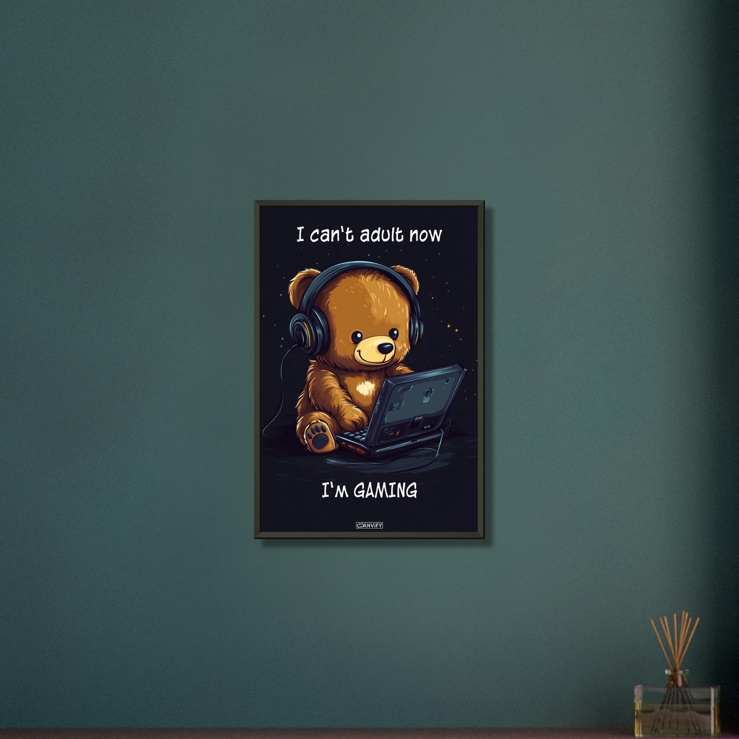 Babybär mit Headset am Laptop auf einem Poster im Metallrahmen