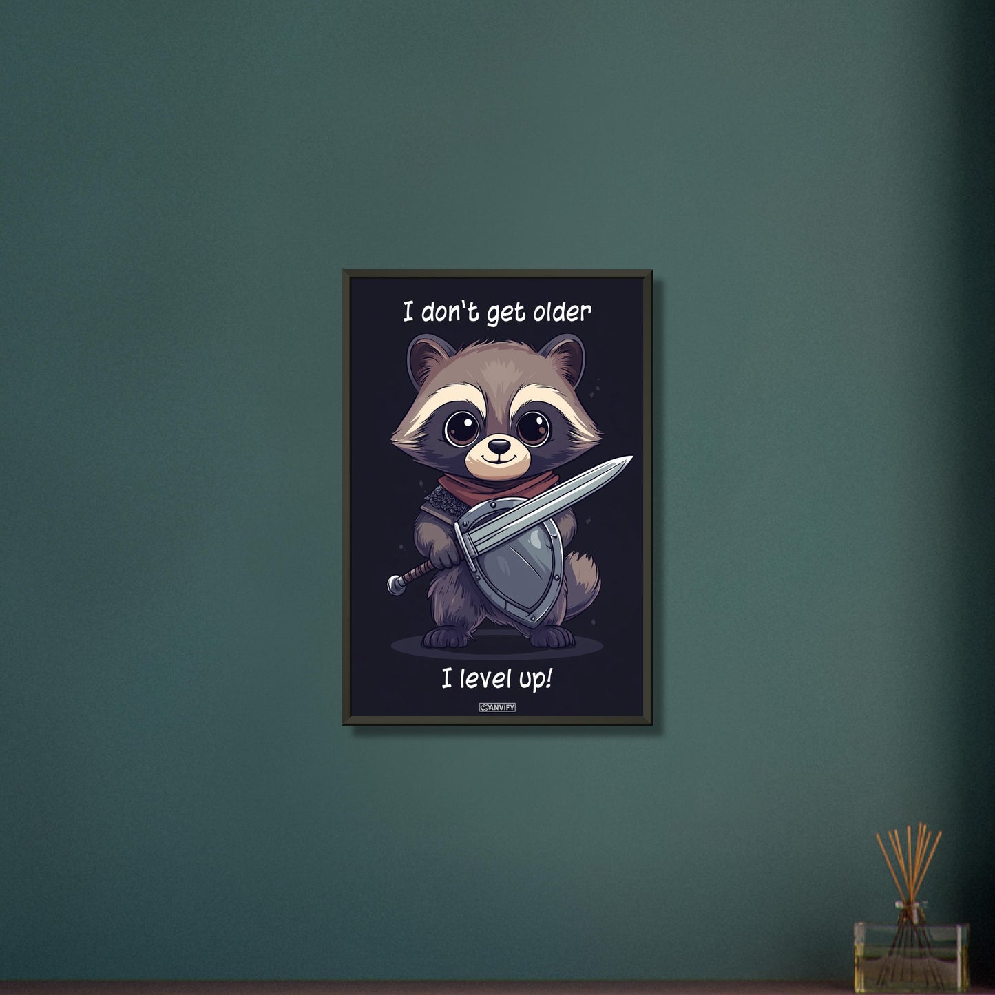 Baby-Waschbär malerisch dargestellt mit einem Schwert und einem Schild auf einem Poster im Metallrahmen