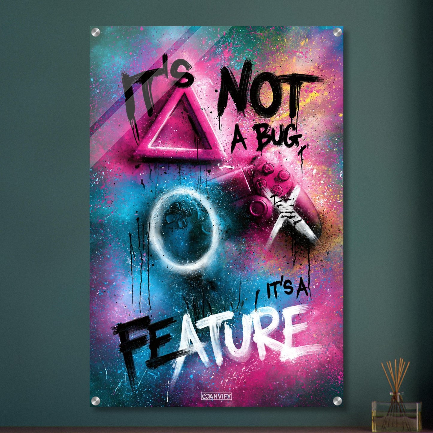 Spruch 'It's Not A Bug It's A Feature' im Graffiti Street Art Stil mit einem Playstation Controller auf einem Acrylbild