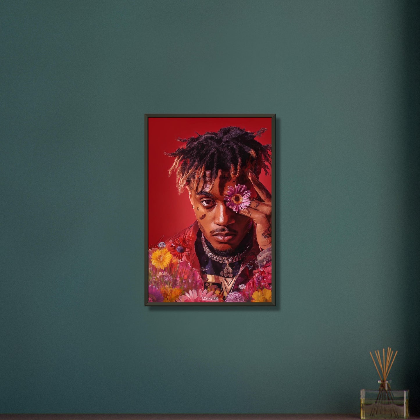 Juice WRLD im Stil von Nashid Chroma und inspiriert vom Album Cover Legends Never Die mit Blumen um die Augen auf einem Poster im Metallrahmen