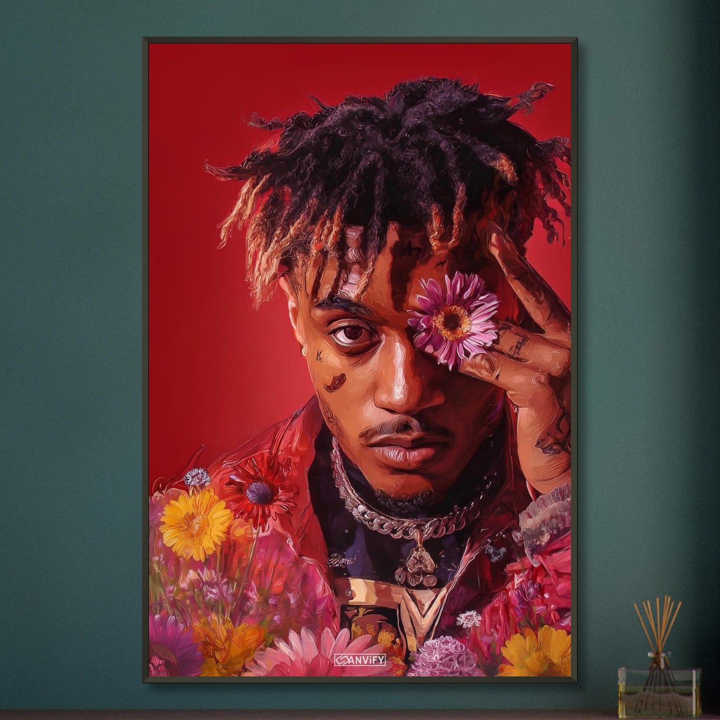 Juice WRLD im Stil von Nashid Chroma und inspiriert vom Album Cover Legends Never Die mit Blumen um die Augen auf einem Poster im Metallrahmen