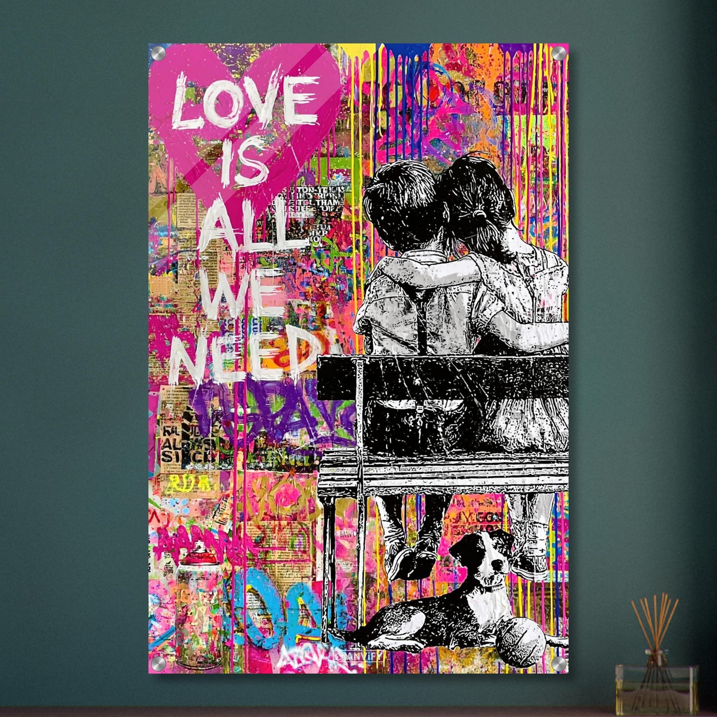 Mädchen und Junge sitzen umarmt auf der Bank im Banksy und Pop Art Stil mit einem Hund und dem Spruch "Love Is All We Need" auf einem Acrylbild