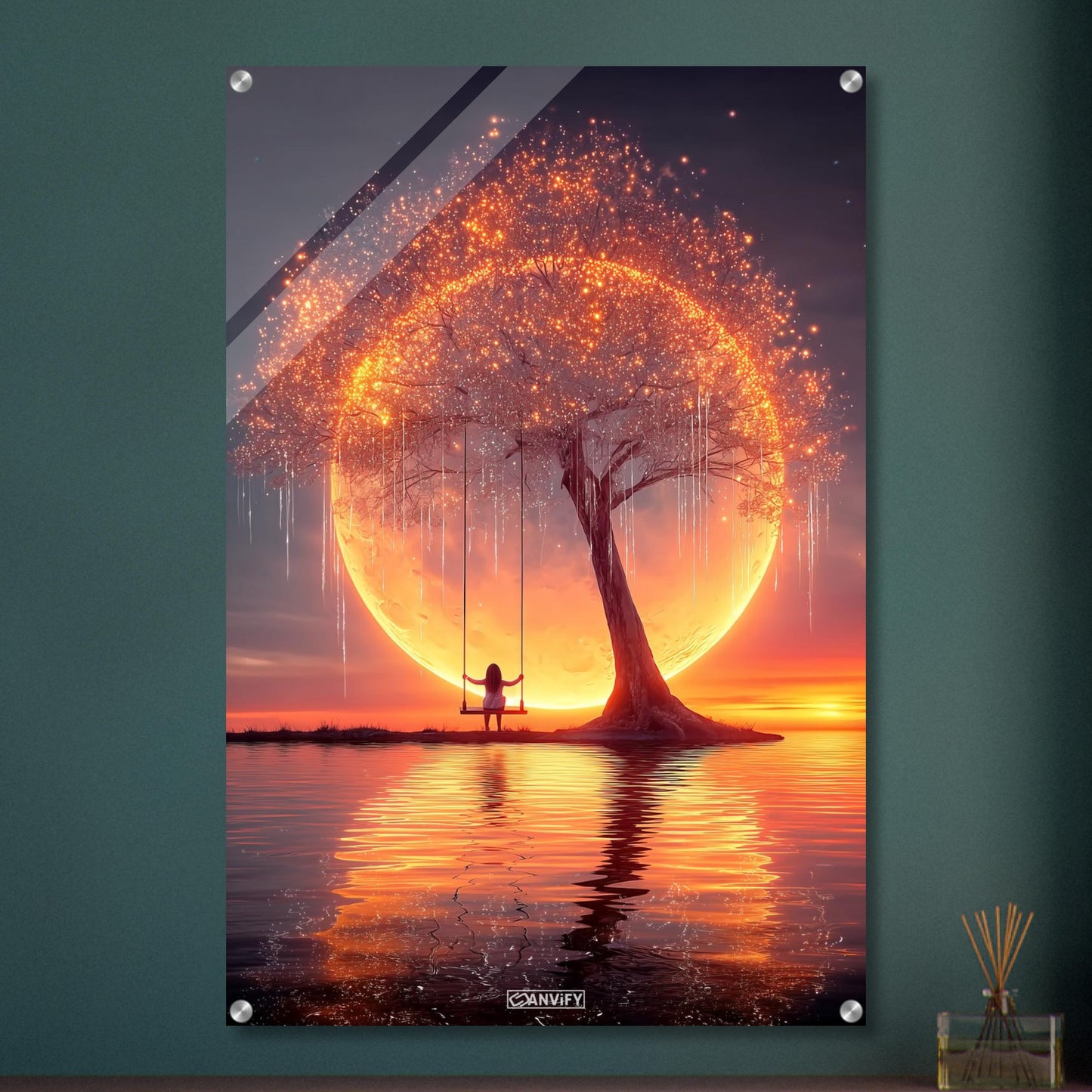 Junges Mädchen schaukelt am glitzernden Baum im Licht eines Monduntergangs auf einem Acrylbild