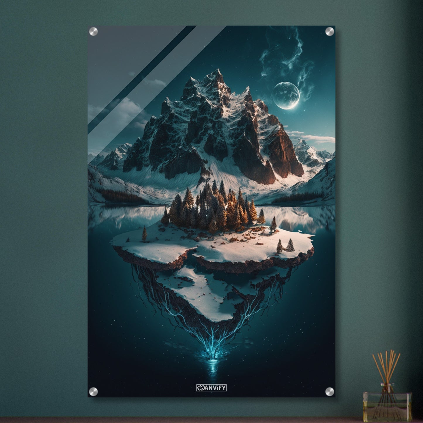 Schneebedeckte Berge mit einer Insel im See bedeckt mit Nadelbäumen auf einem Acrylbild