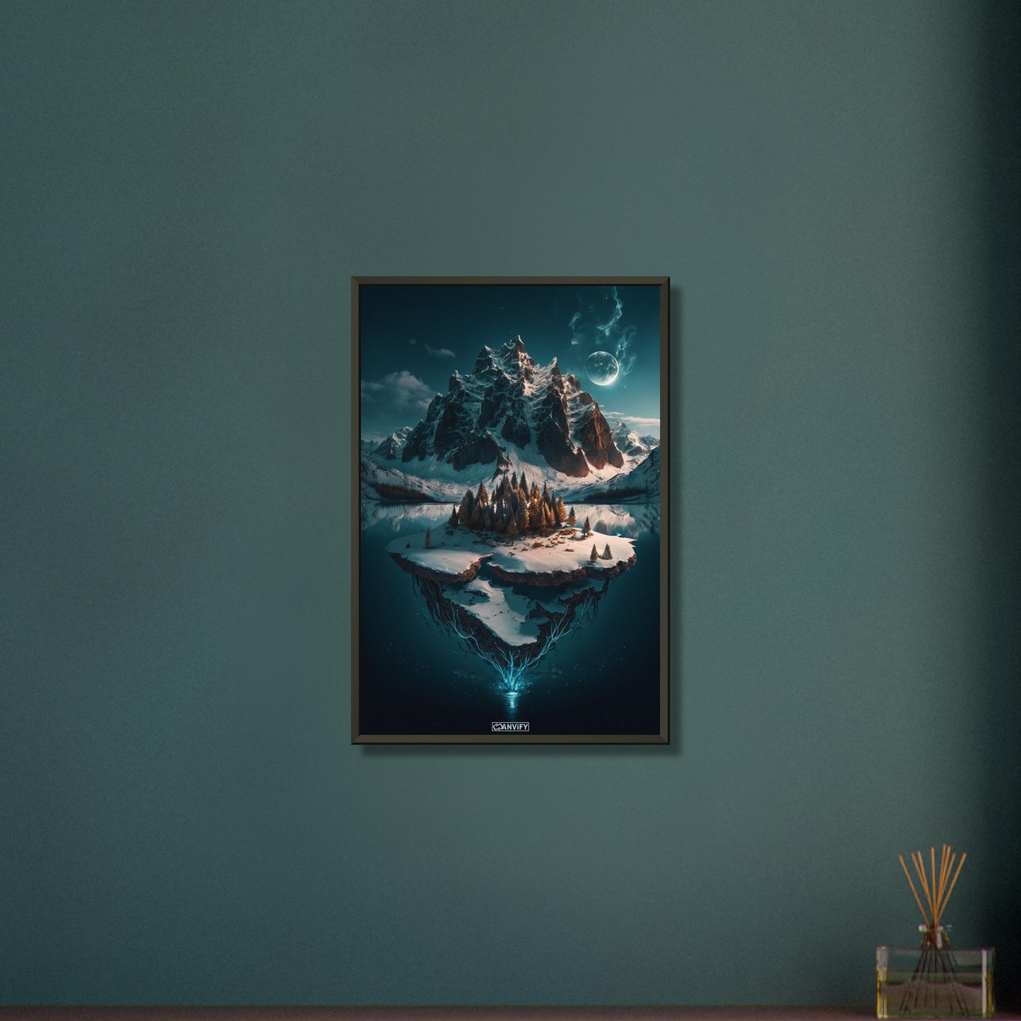 Schneebedeckte Berge mit einer Insel im See bedeckt mit Nadelbäumen auf einem Poster im Metallrahmen