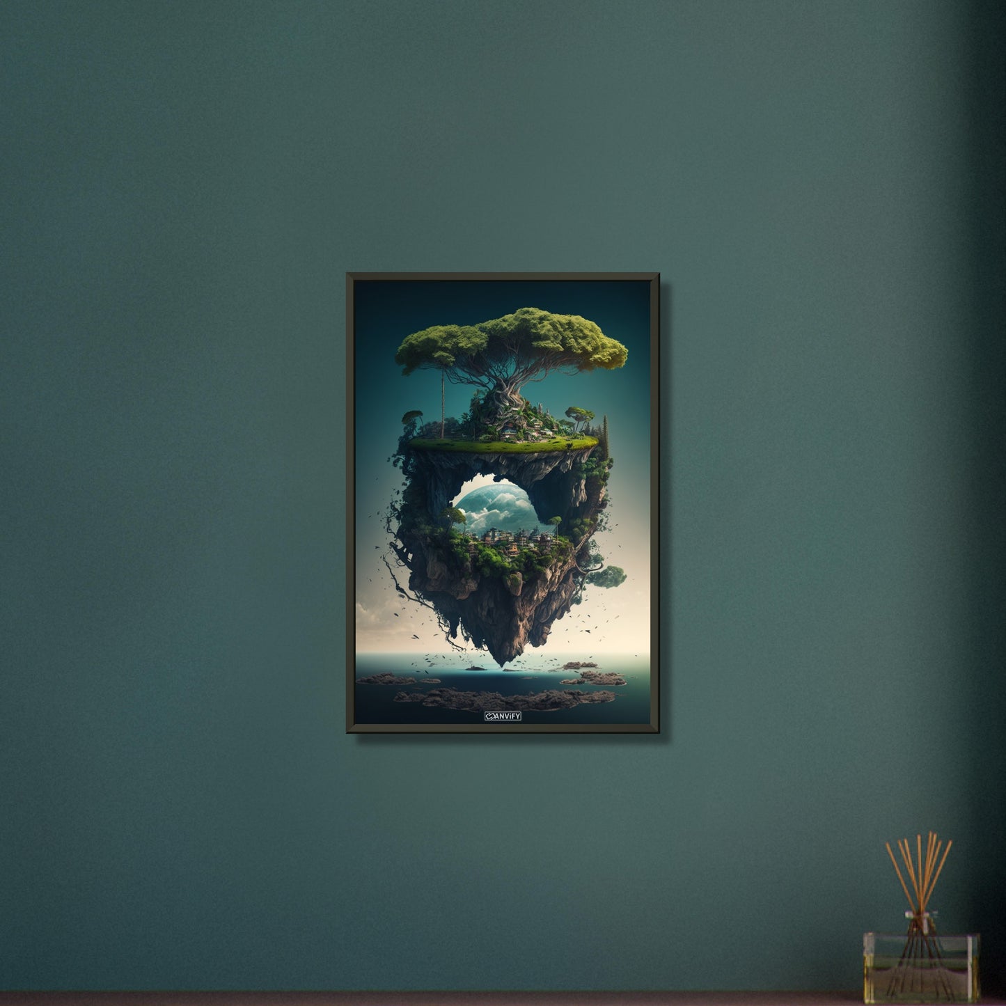 Magischer Dschungelbaum mit einer Oase und einem Dorf auf einem Poster im Metallrahmen