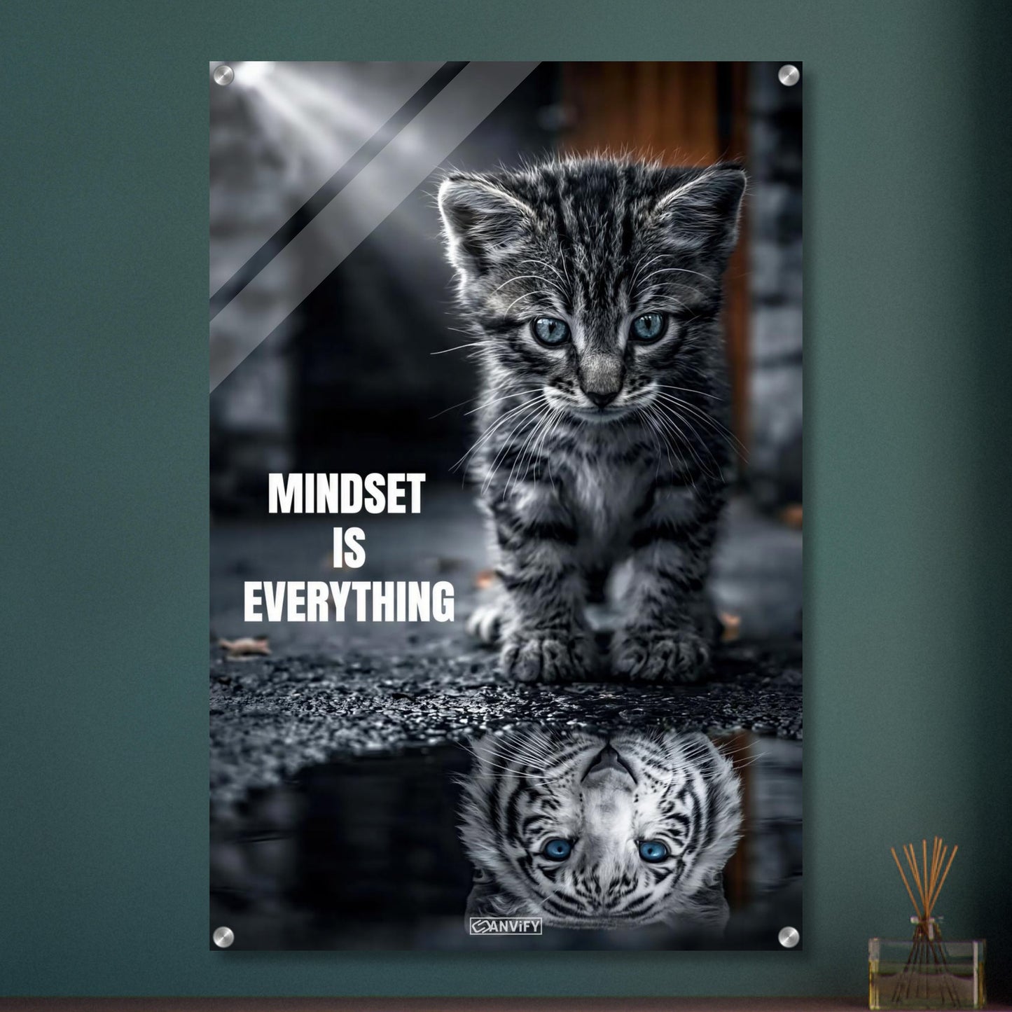 Katzenbaby blickt in eine Wasserpfütze und sieht sich darin als einen großen Tiger mit einem Motivationsspruch "Mindset Is Everything" auf einem Acrylbild