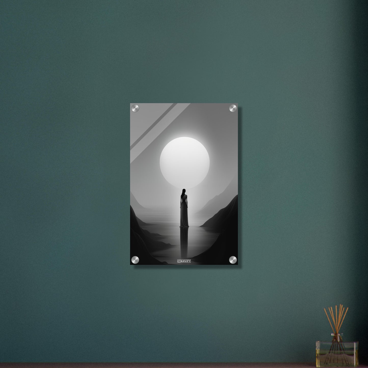 Mystische Frau vor einem Vollmond in Schwarz und Weißer Farbe auf einem Acrylbild