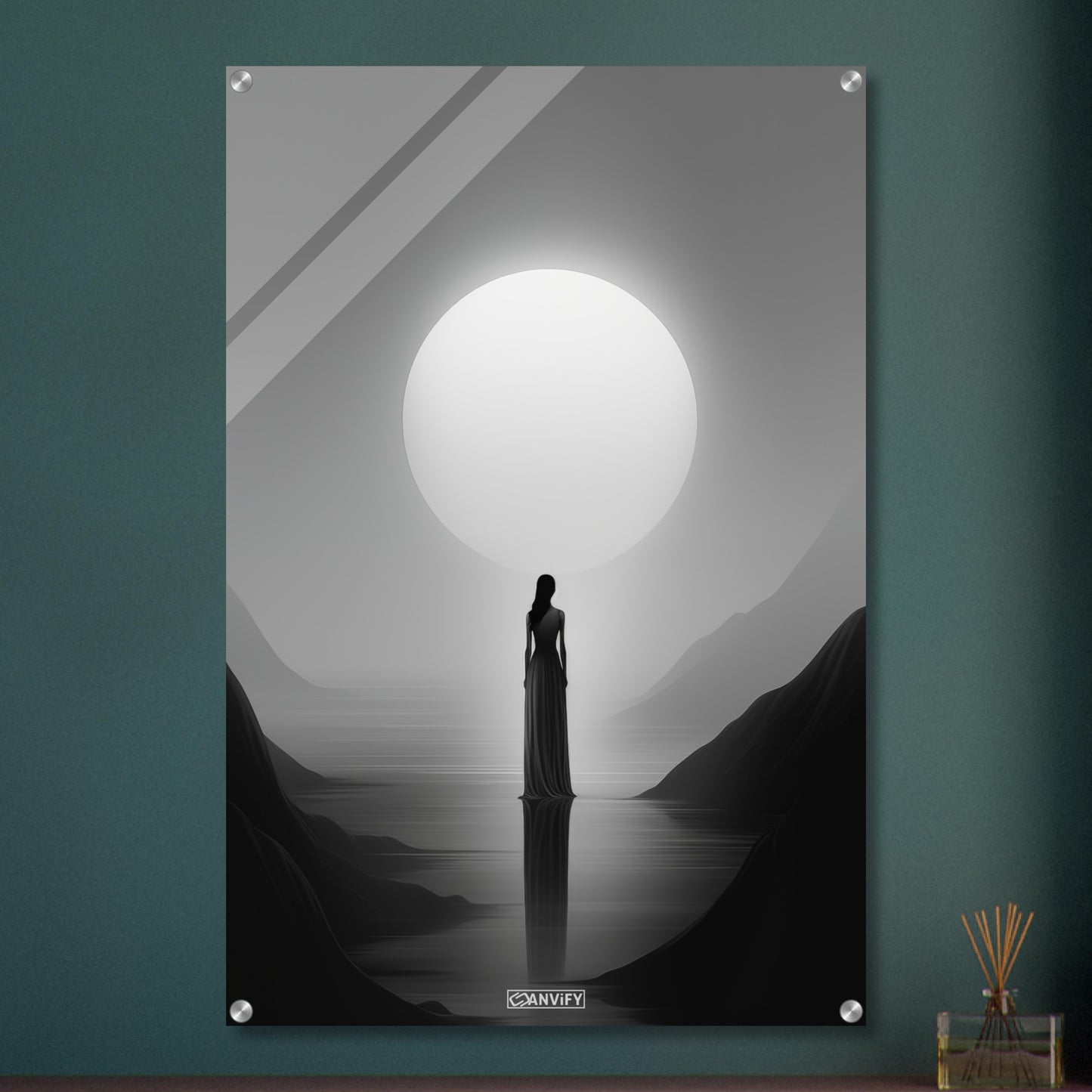 Mystische Frau vor einem Vollmond in Schwarz und Weißer Farbe auf einem Acrylbild