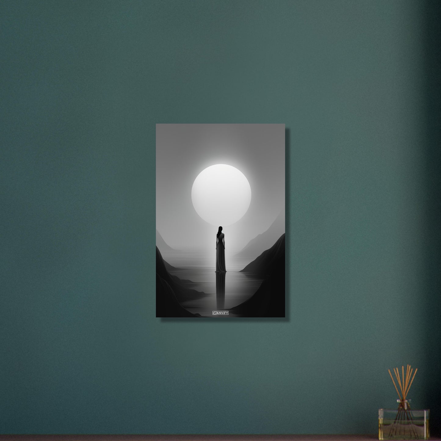 Mystische Frau vor einem Vollmond in Schwarz und Weißer Farbe auf Aluminium
