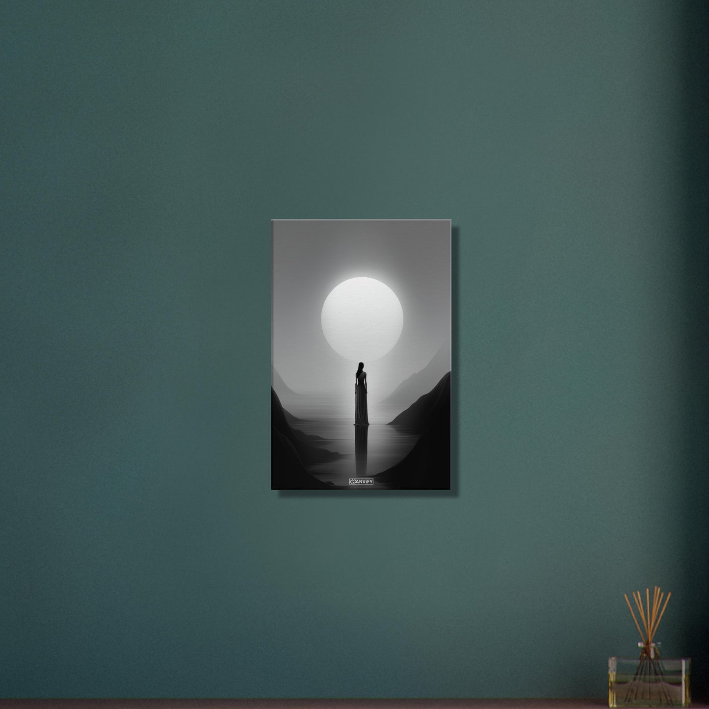 Mystische Frau vor einem Vollmond in Schwarz und Weißer Farbe auf einer Leinwand