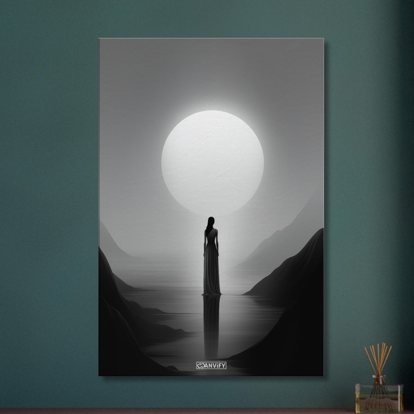 Mystische Frau vor einem Vollmond in Schwarz und Weißer Farbe auf einer Leinwand
