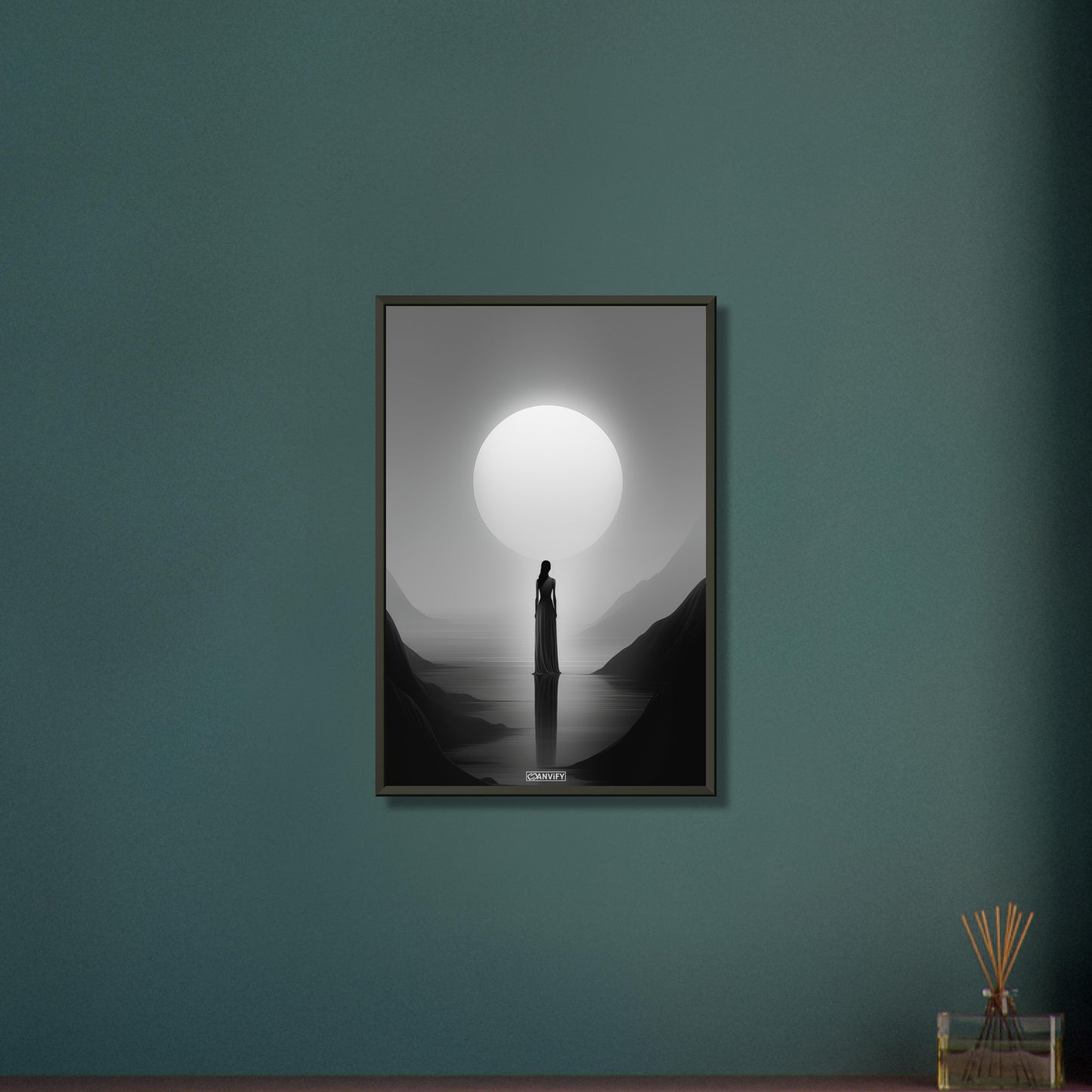Mystische Frau vor einem Vollmond in Schwarz und Weißer Farbe auf einem Poster im Metallrahmen