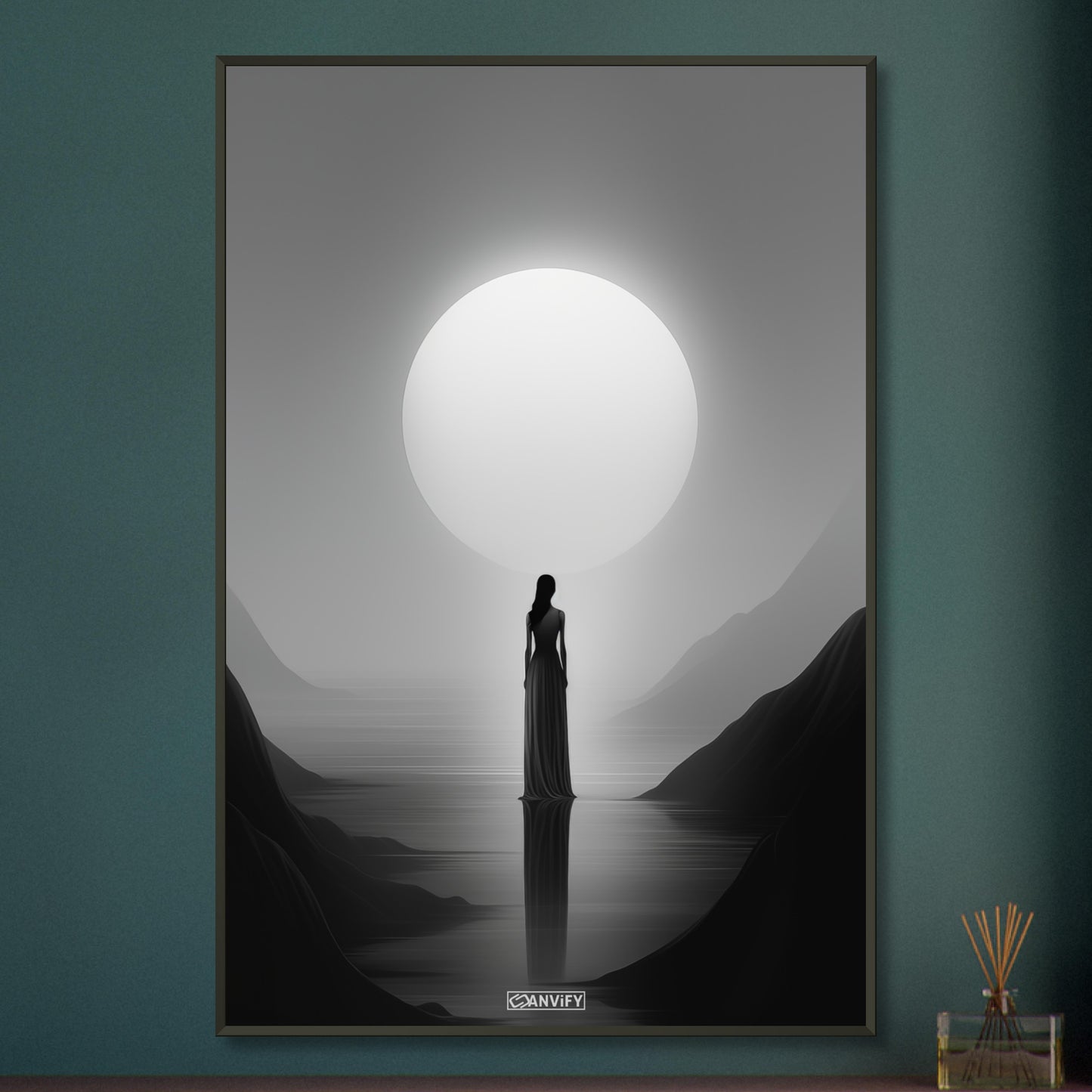 Mystische Frau vor einem Vollmond in Schwarz und Weißer Farbe auf einem Poster im Metallrahmen
