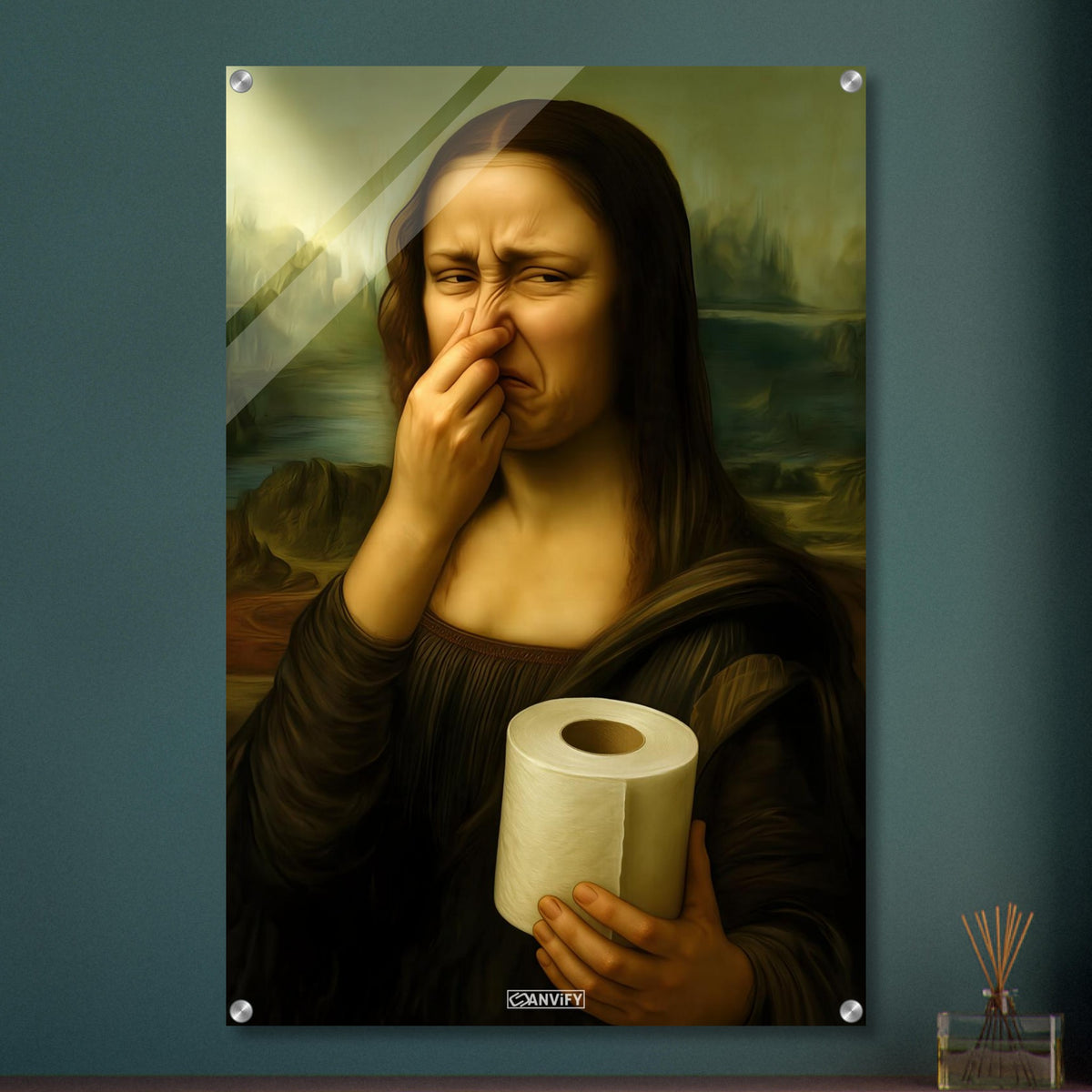 Mona Lisa hält sich die Nase zu und hält eine Klopapierrolle in der Hand auf einem Acrylbild