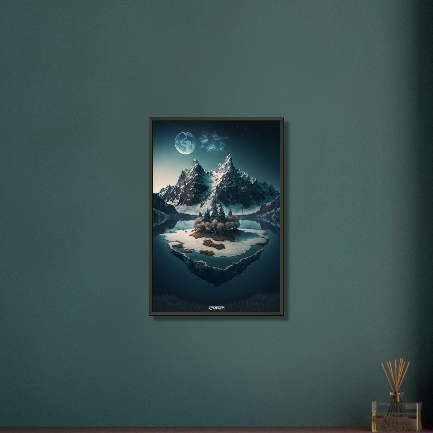 Vollmond mit schneebedeckten Bergen und einer Insel im See auf einem Poster im Metallrahmen