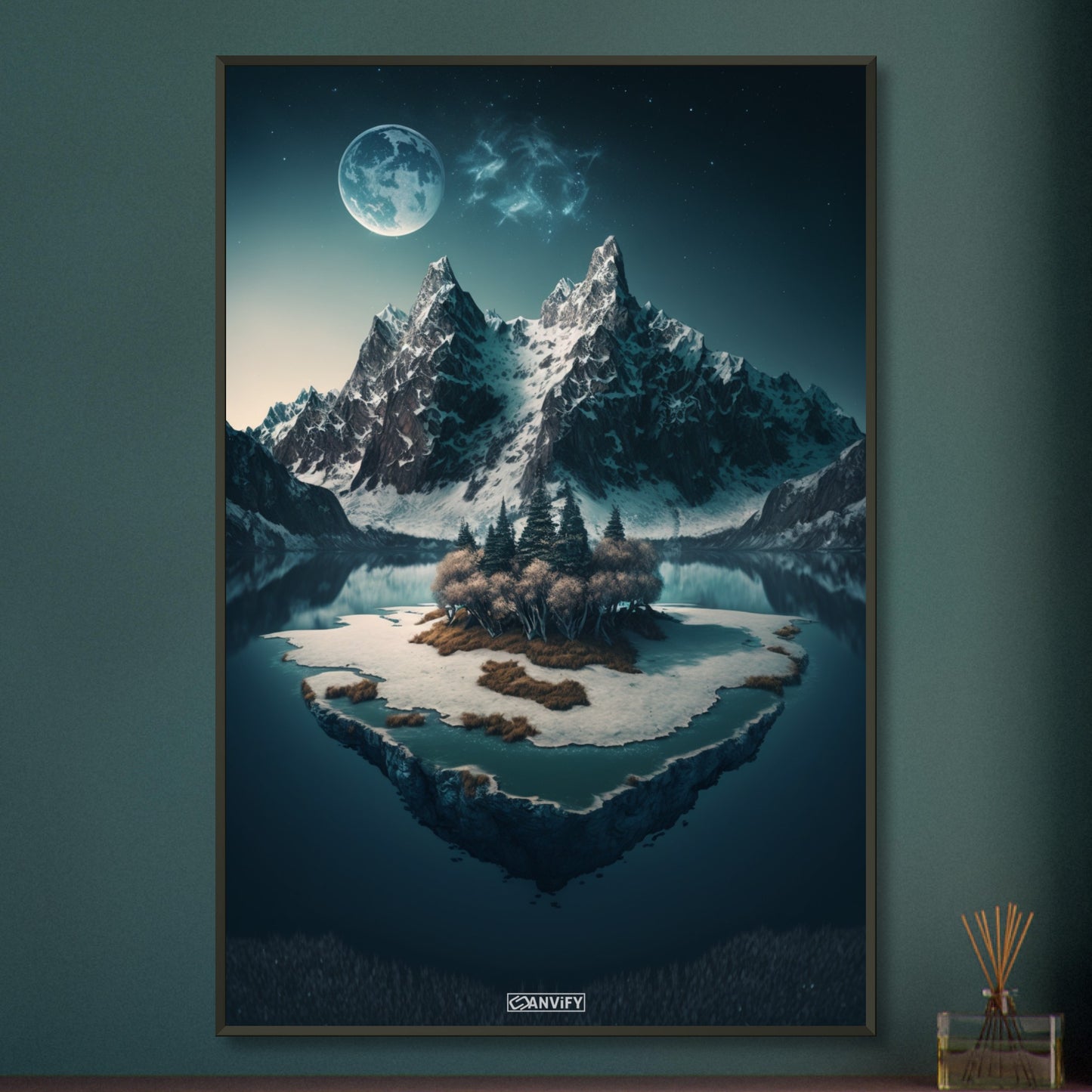 Vollmond mit schneebedeckten Bergen und einer Insel im See auf einem Poster im Metallrahmen