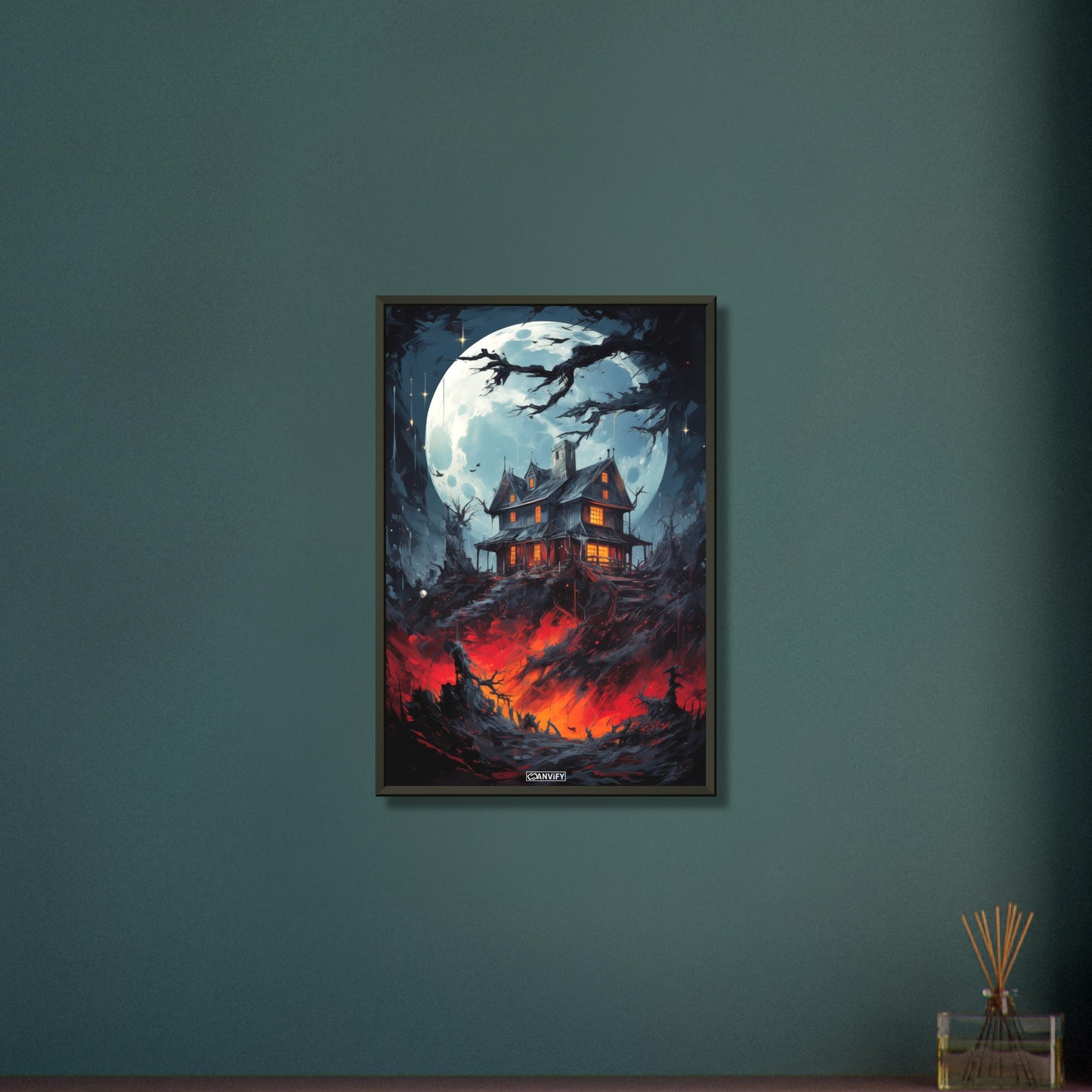 Großer Vollmond mit einer gruseligen Hexenhütte am Hügel bei Nacht auf einem Poster im Metallrahmen