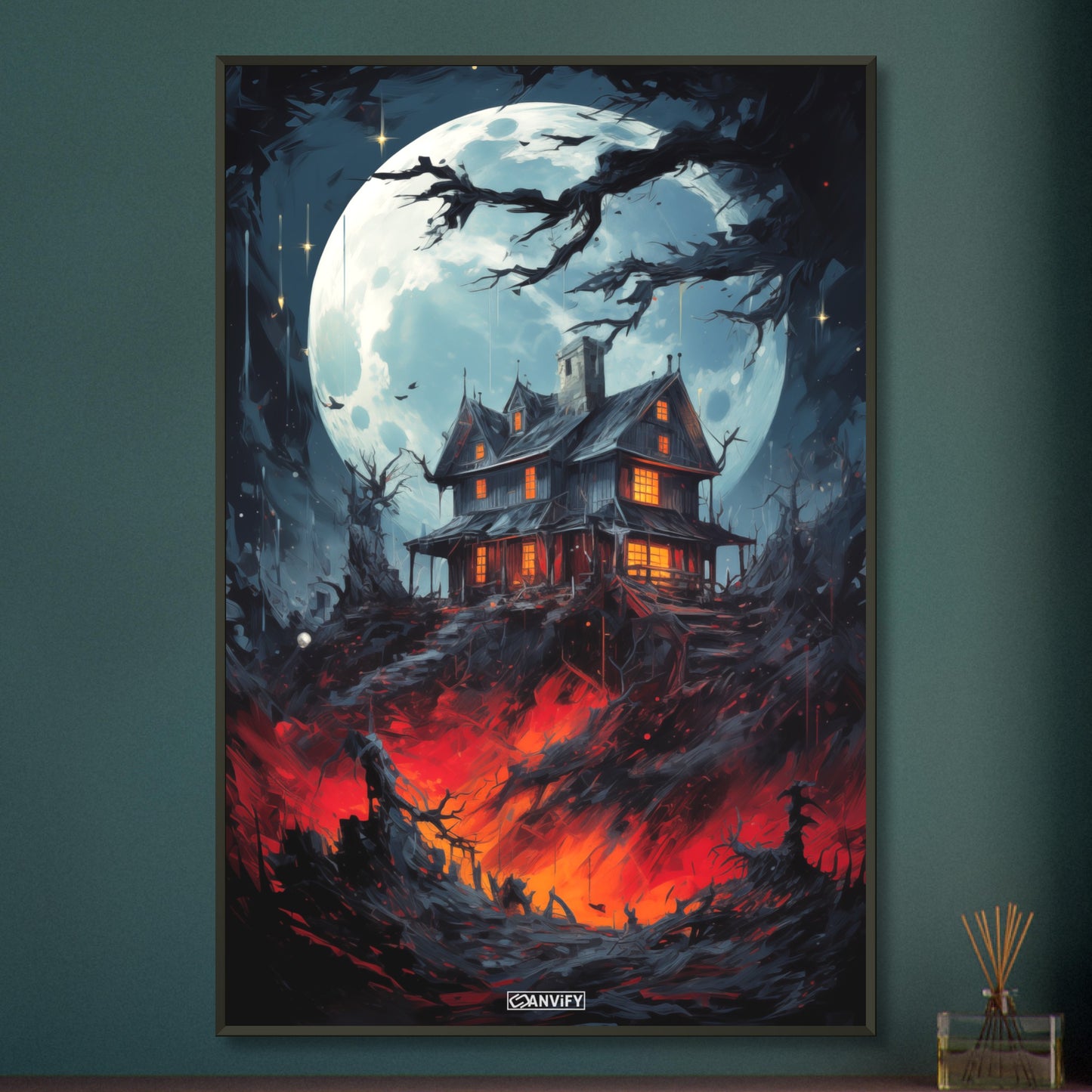 Großer Vollmond mit einer gruseligen Hexenhütte am Hügel bei Nacht auf einem Poster im Metallrahmen