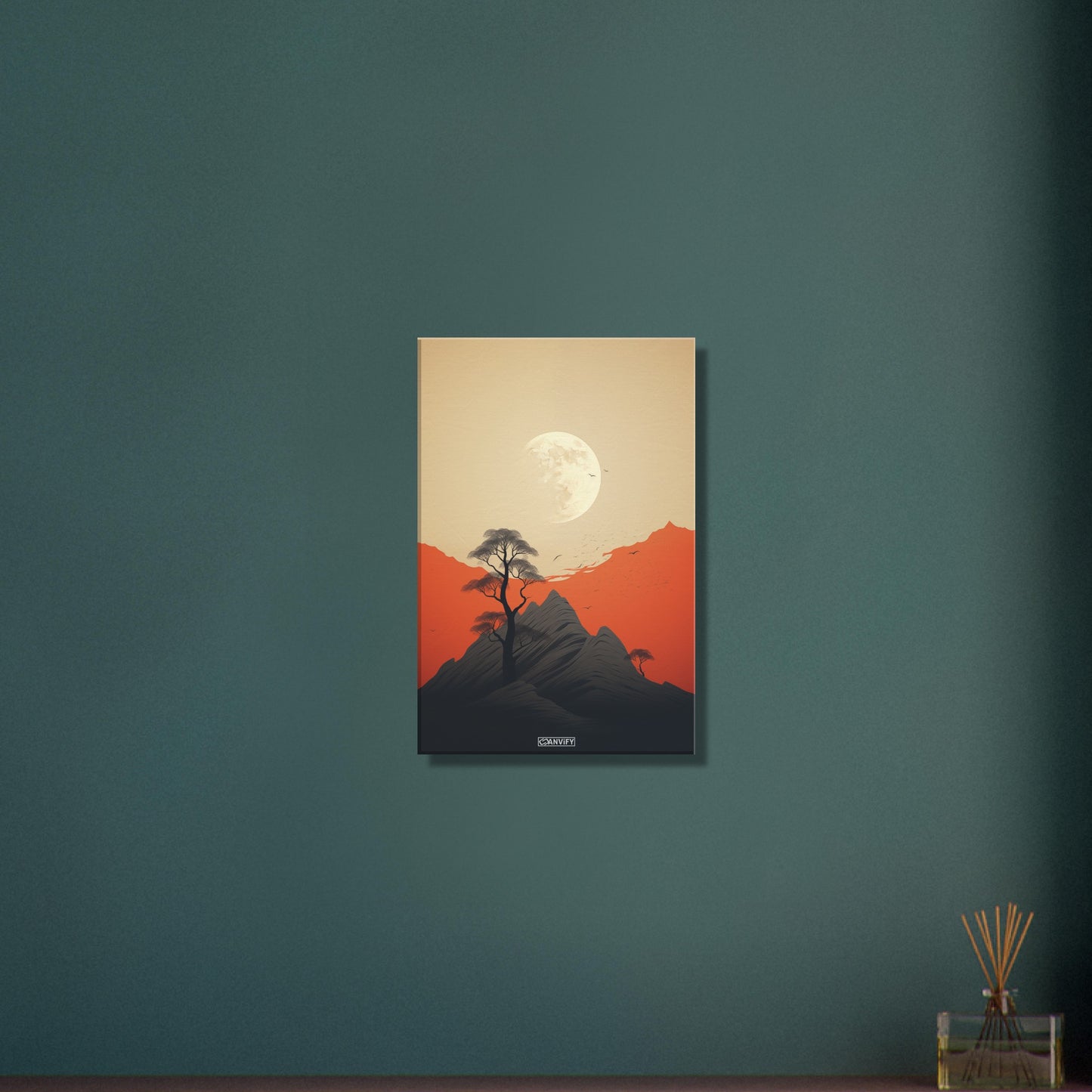 Pulag Berg mit einem Mond minimalistisch dargestellt auf einer Leinwand