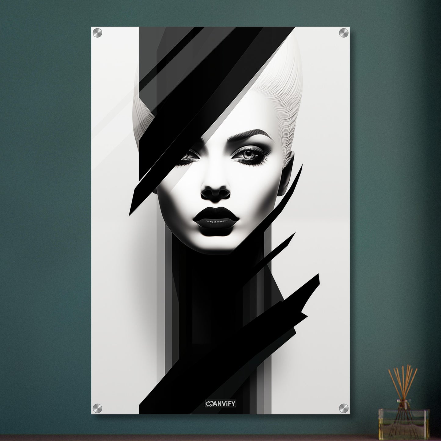 Frauengesicht mit schwarzen Lippen und weißen Haaren in Schwarz und Weißer Farbe auf einem Acrylbild