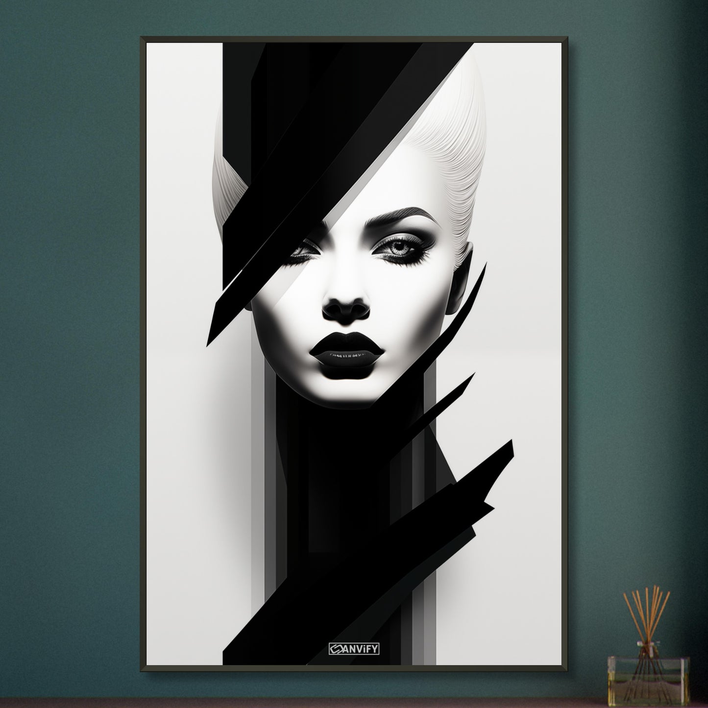 Frauengesicht mit schwarzen Lippen und weißen Haaren in Schwarz und Weißer Farbe auf einem Poster im Metallrahmen