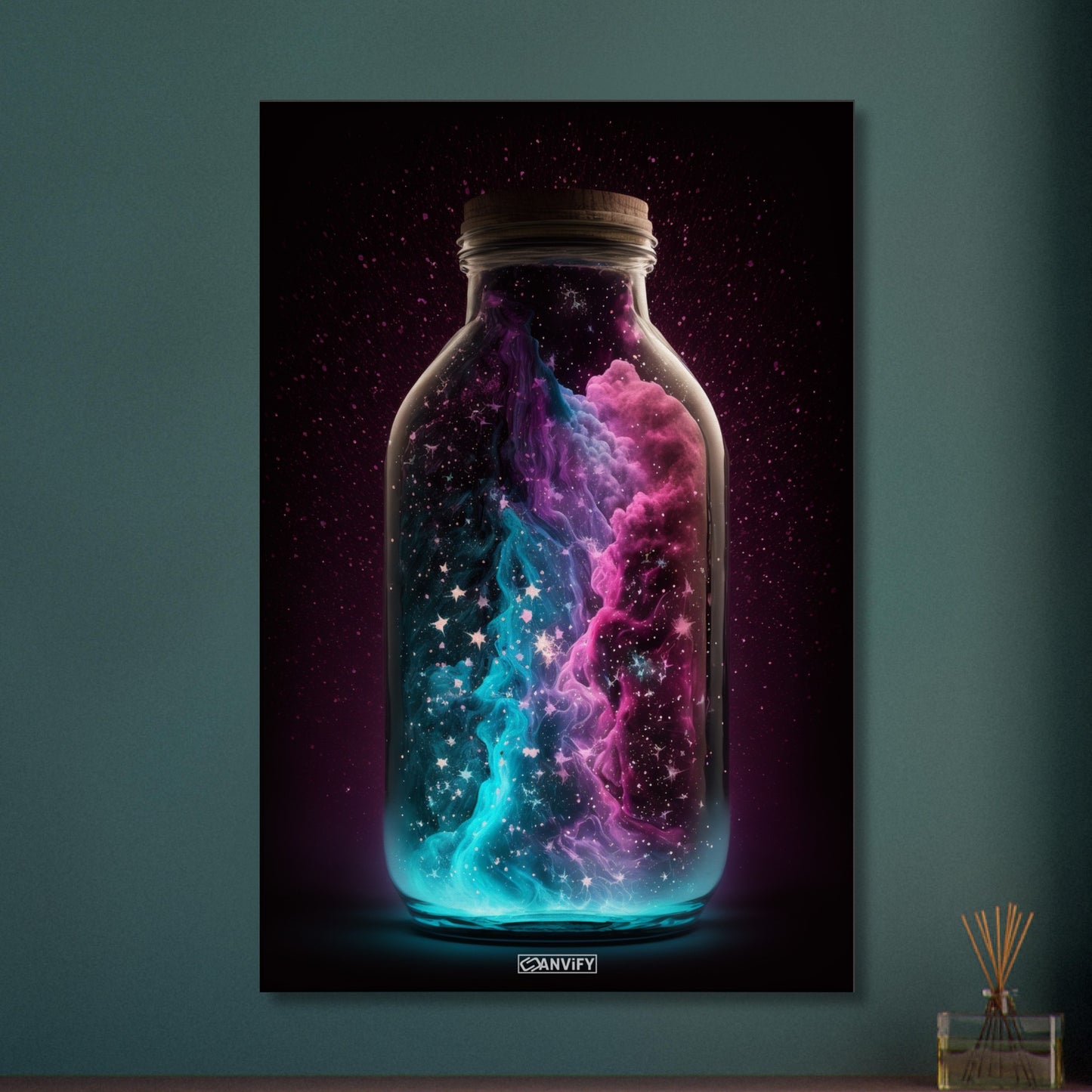 Nebelwolke mit Partikel in der Farbe Türkis und Lila in einer Glasflasche auf einer Leinwand