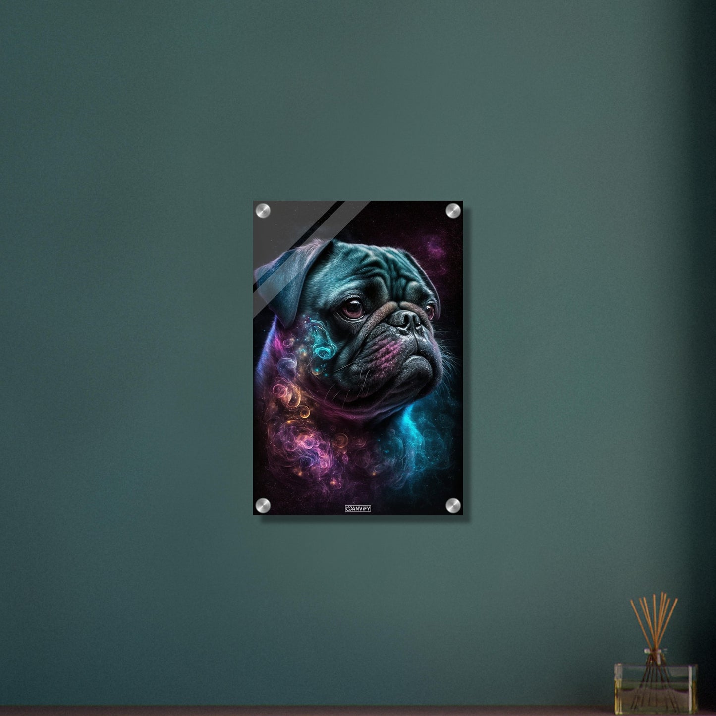 Schwarzer Mops Portrait kombiniert mit der Nebelwolke namens Nebula auf einem Acrylbild