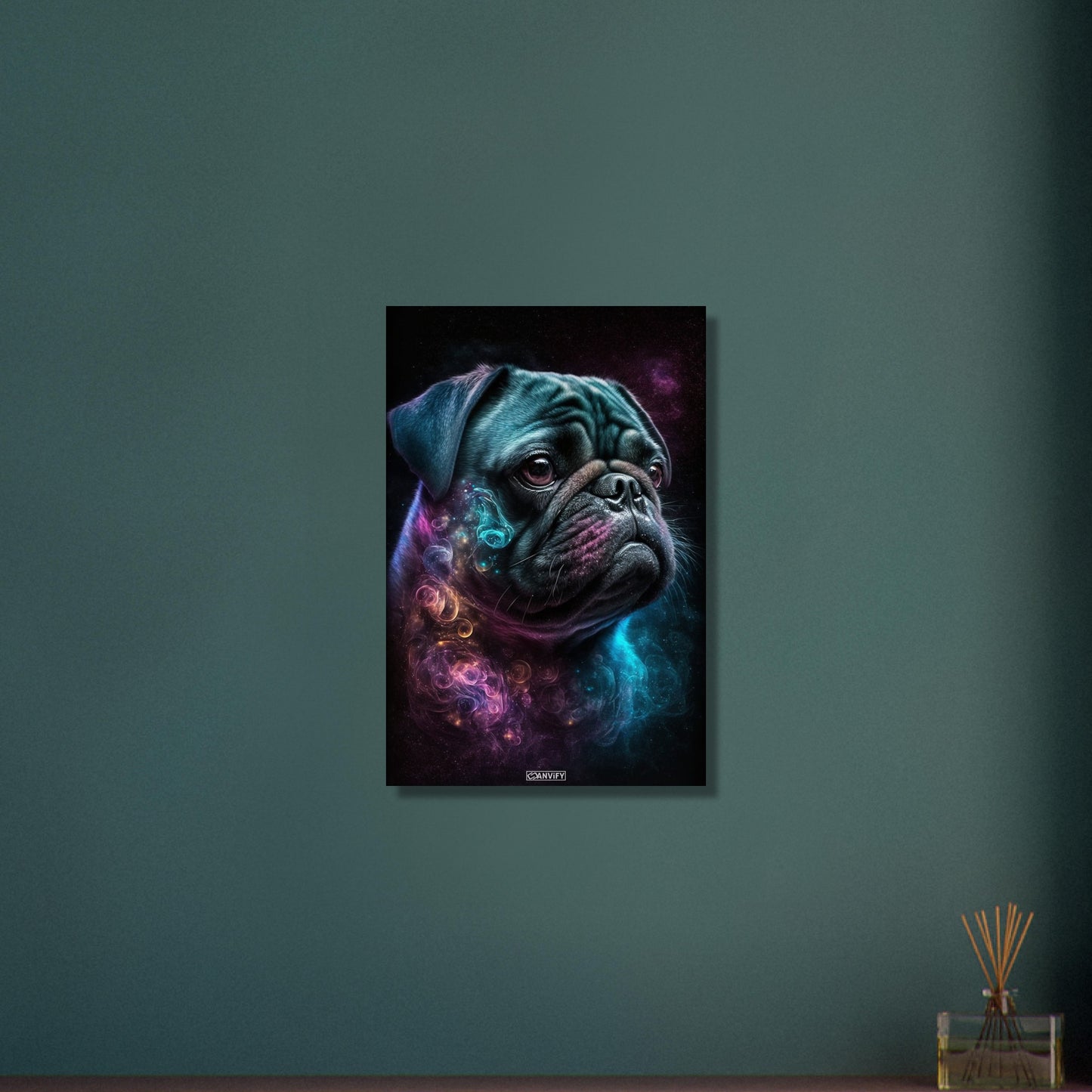 Schwarzer Mops Portrait kombiniert mit der Nebelwolke namens Nebula auf Aluminium