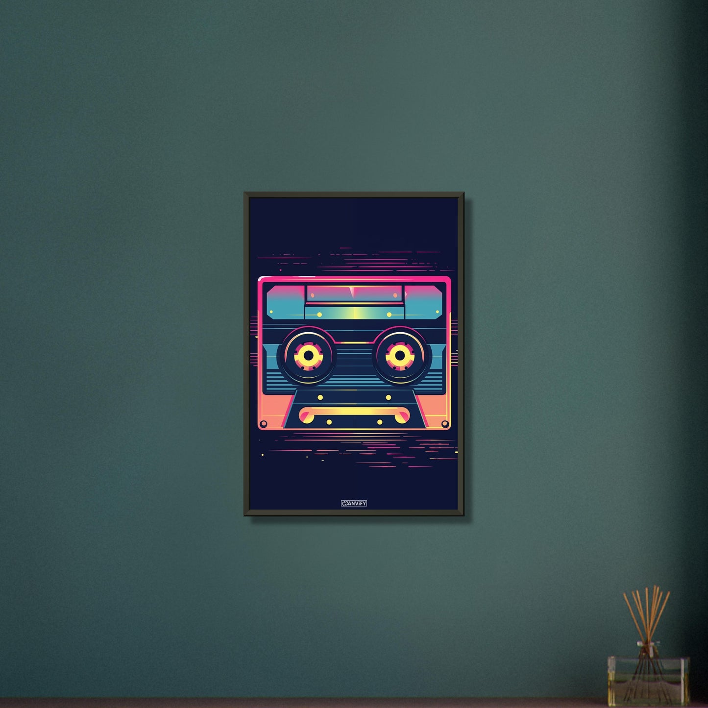 Kompaktkassette im einfachen Retrodesign auf einem Poster im Metallrahmen