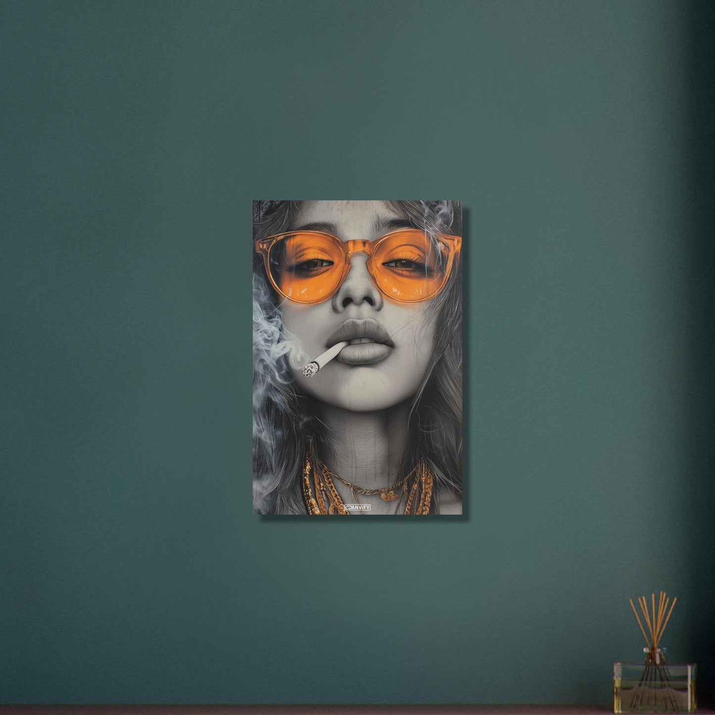 Schöne Frau mit oranger Sonnenbrille und einer Zigarette im Mund gezeichnet auf Aluminium