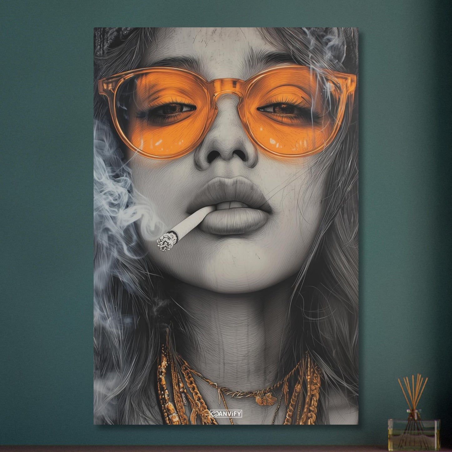 Schöne Frau mit oranger Sonnenbrille und einer Zigarette im Mund gezeichnet auf Aluminium