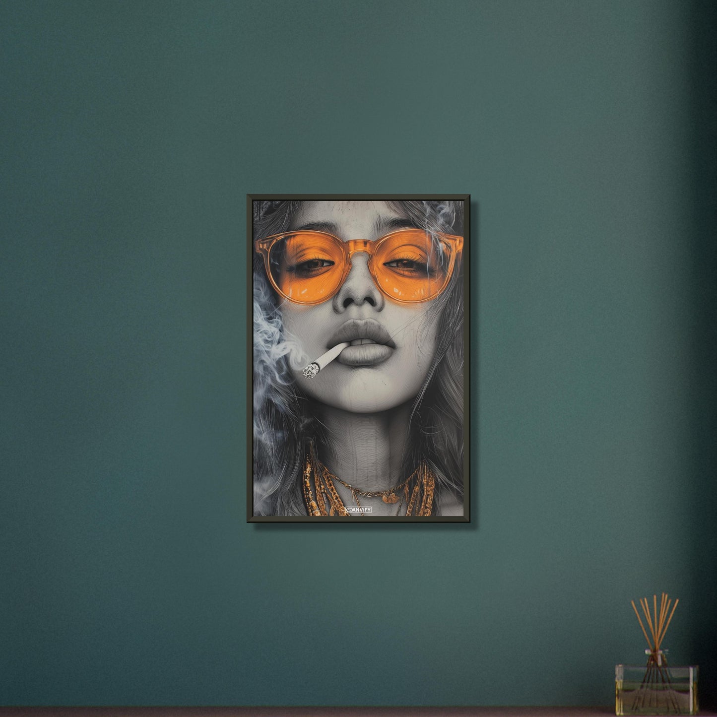 Schöne Frau mit oranger Sonnenbrille und einer Zigarette im Mund gezeichnet auf einem Poster im Metallrahmen