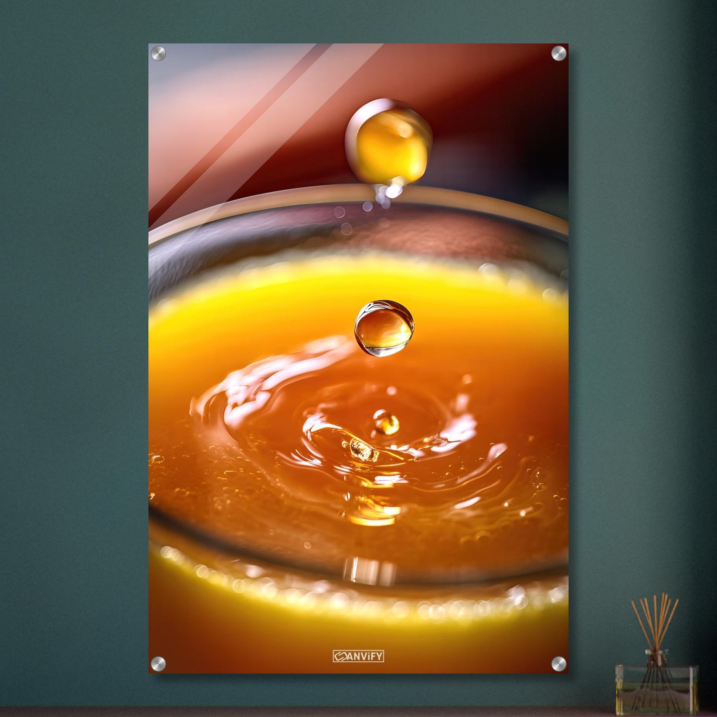 Frisch gepresster Orangensaft im Glas auf einem Acrylbild