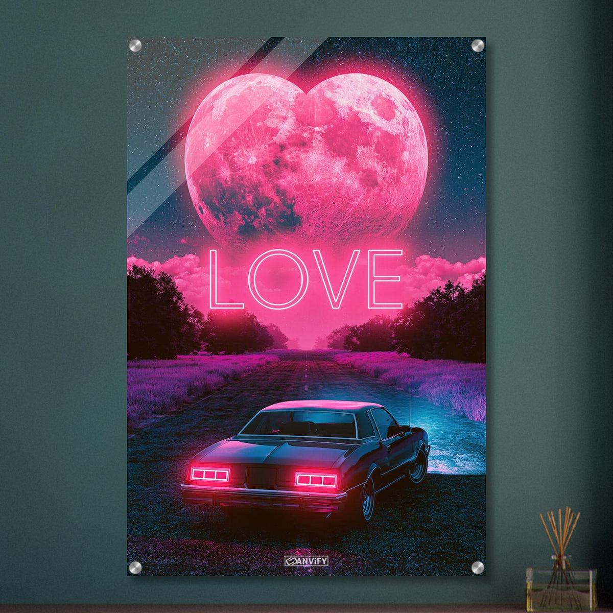 Oldtimer unter einem pinken Herzmond bei Nacht mit dem Spruch 'LOVE' auf einem Acrylbild